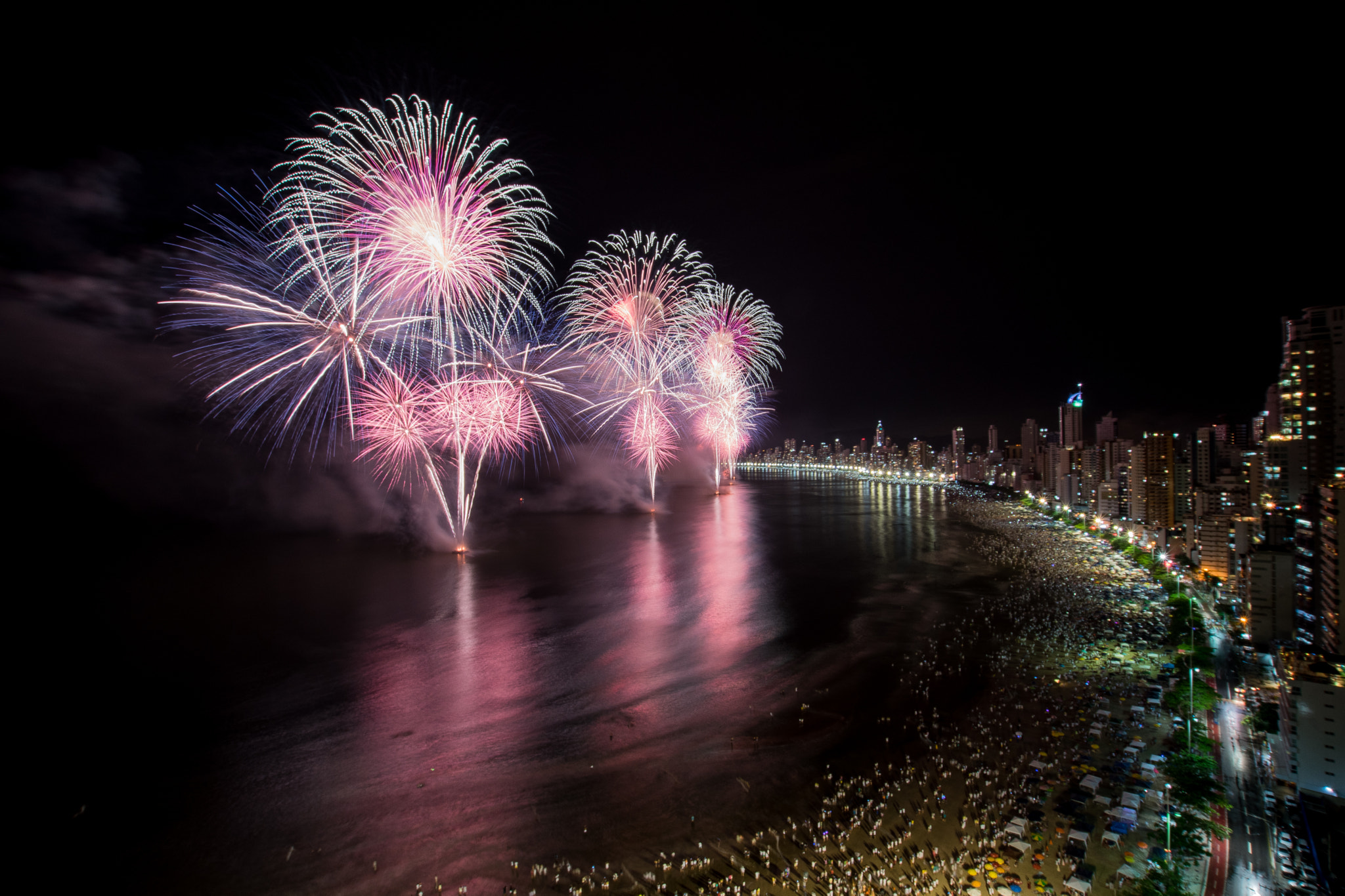 Nikon D5500 + Sigma 10-20mm F3.5 EX DC HSM sample photo. Fireworks at balneario camboriu photography