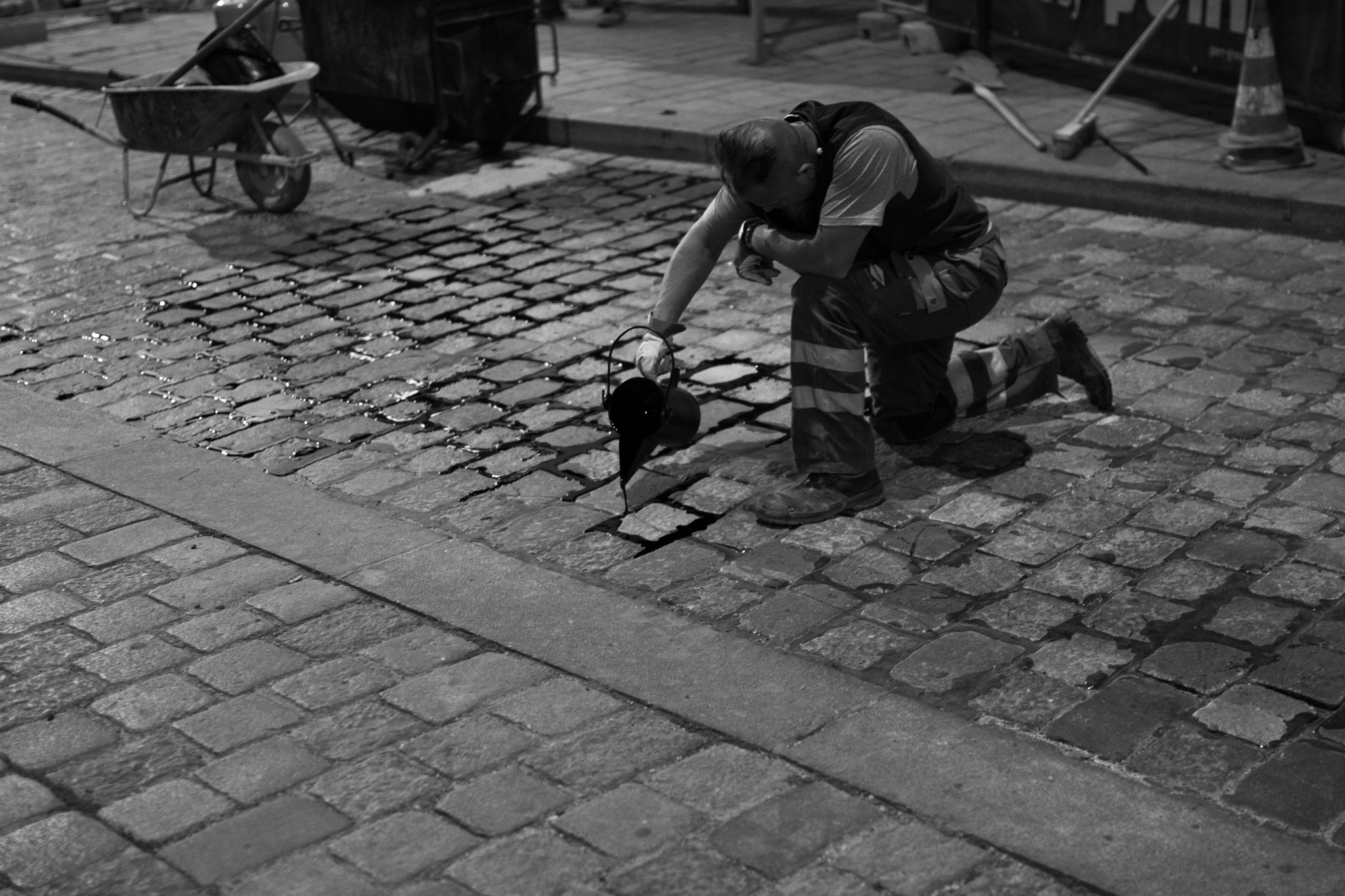 Nikon D500 + Sigma 35mm F1.4 DG HSM Art sample photo. Street worker photography