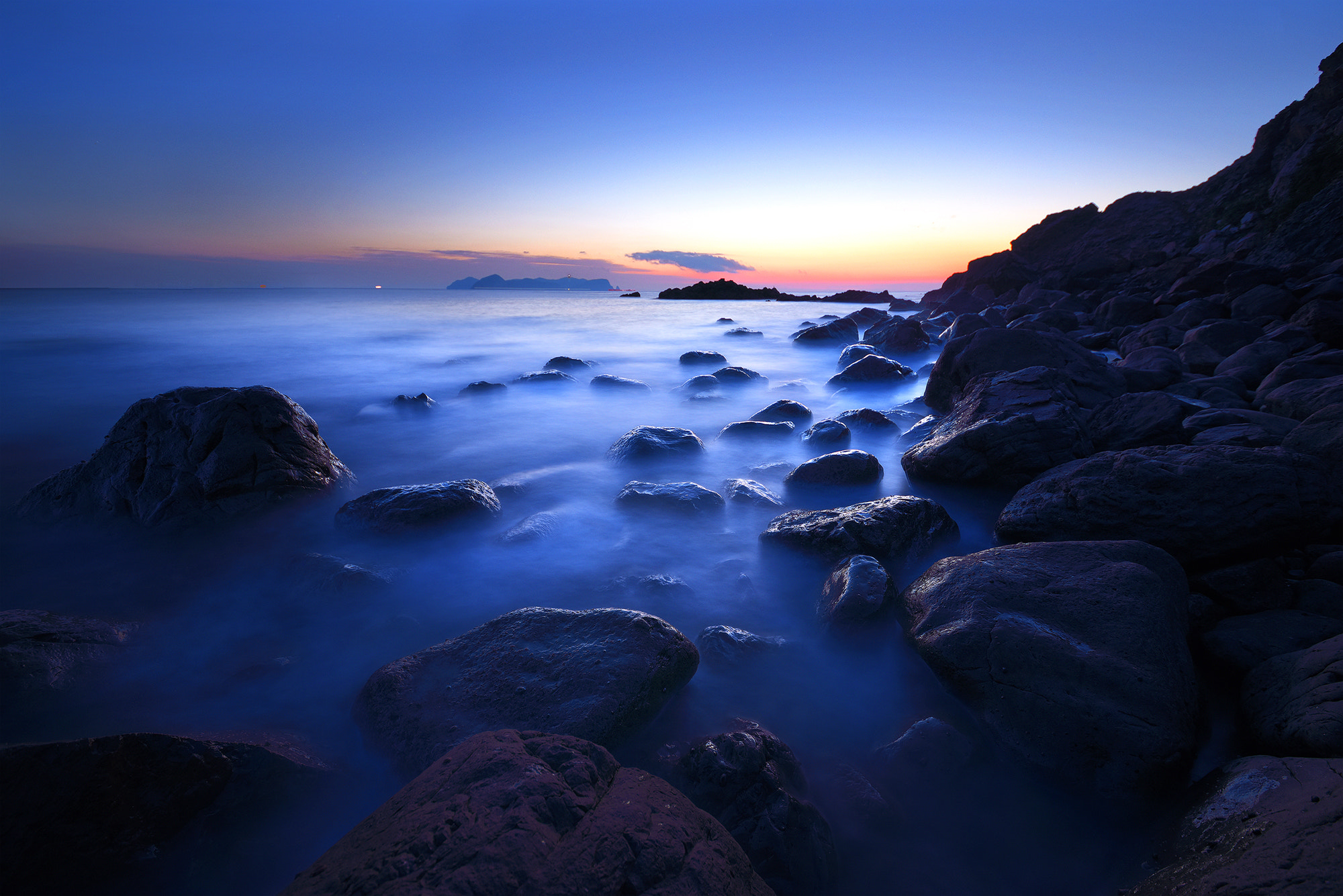 Nikon D810 + Sigma 12-24mm F4.5-5.6 II DG HSM sample photo. Blue hour photography