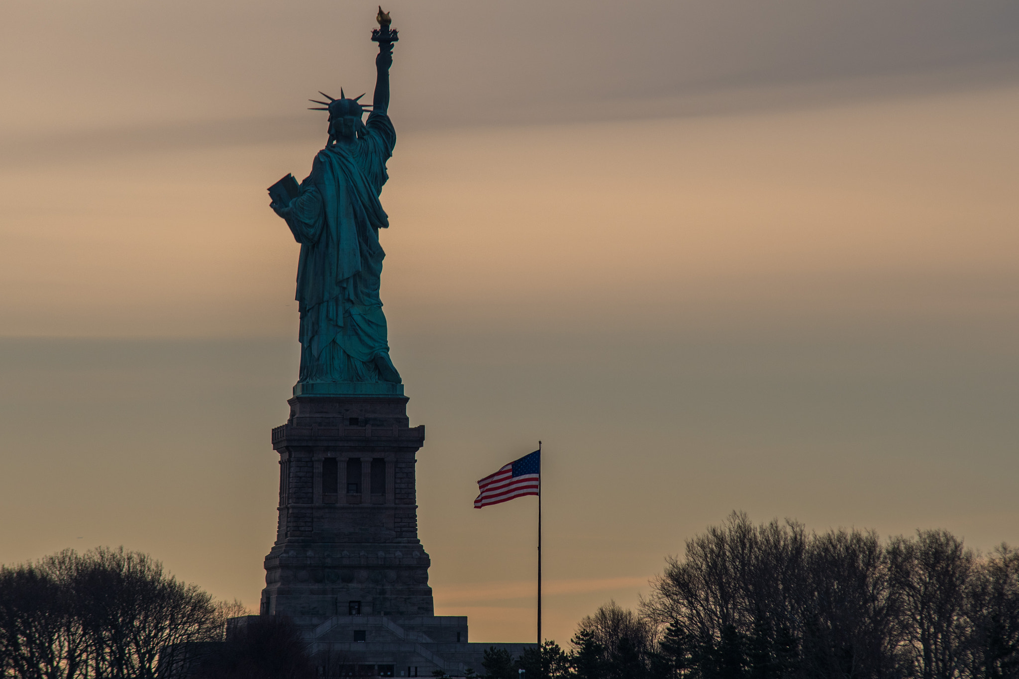 Sigma 70-200mm F2.8 EX DG Macro HSM II sample photo. Statue of liberty photography