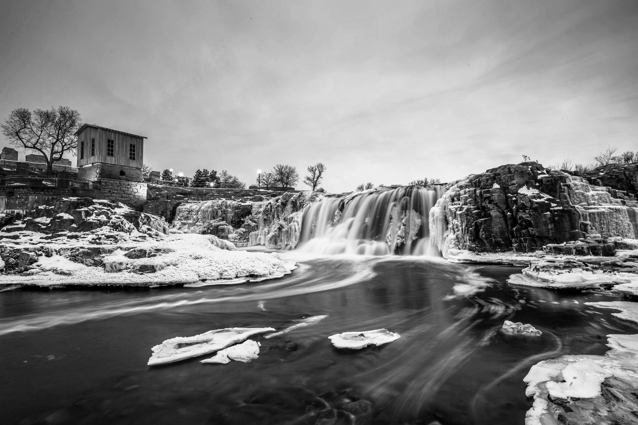 Sony Alpha DSLR-A850 + Minolta AF 17-35mm F2.8-4 (D) sample photo. Winter waterfall photography
