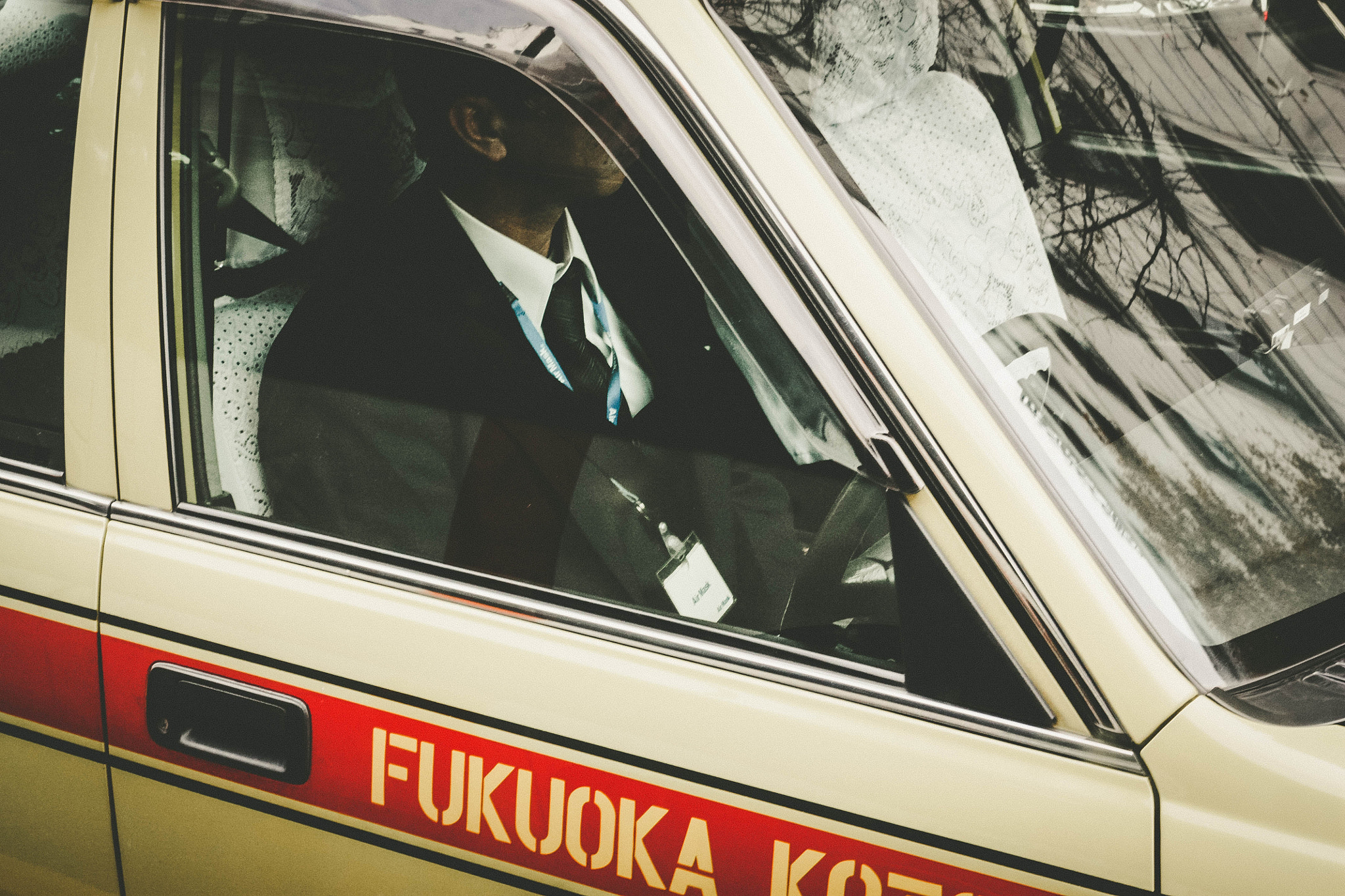 Canon EOS 450D (EOS Rebel XSi / EOS Kiss X2) + Canon EF 50mm F1.8 STM sample photo. Fukuoka taxi photography