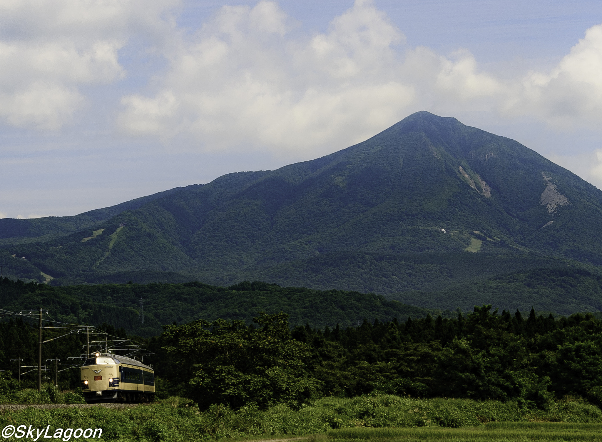 Nikon AF-S Nikkor 16-35mm F4G ED VR sample photo. Mt.aizu&train photography