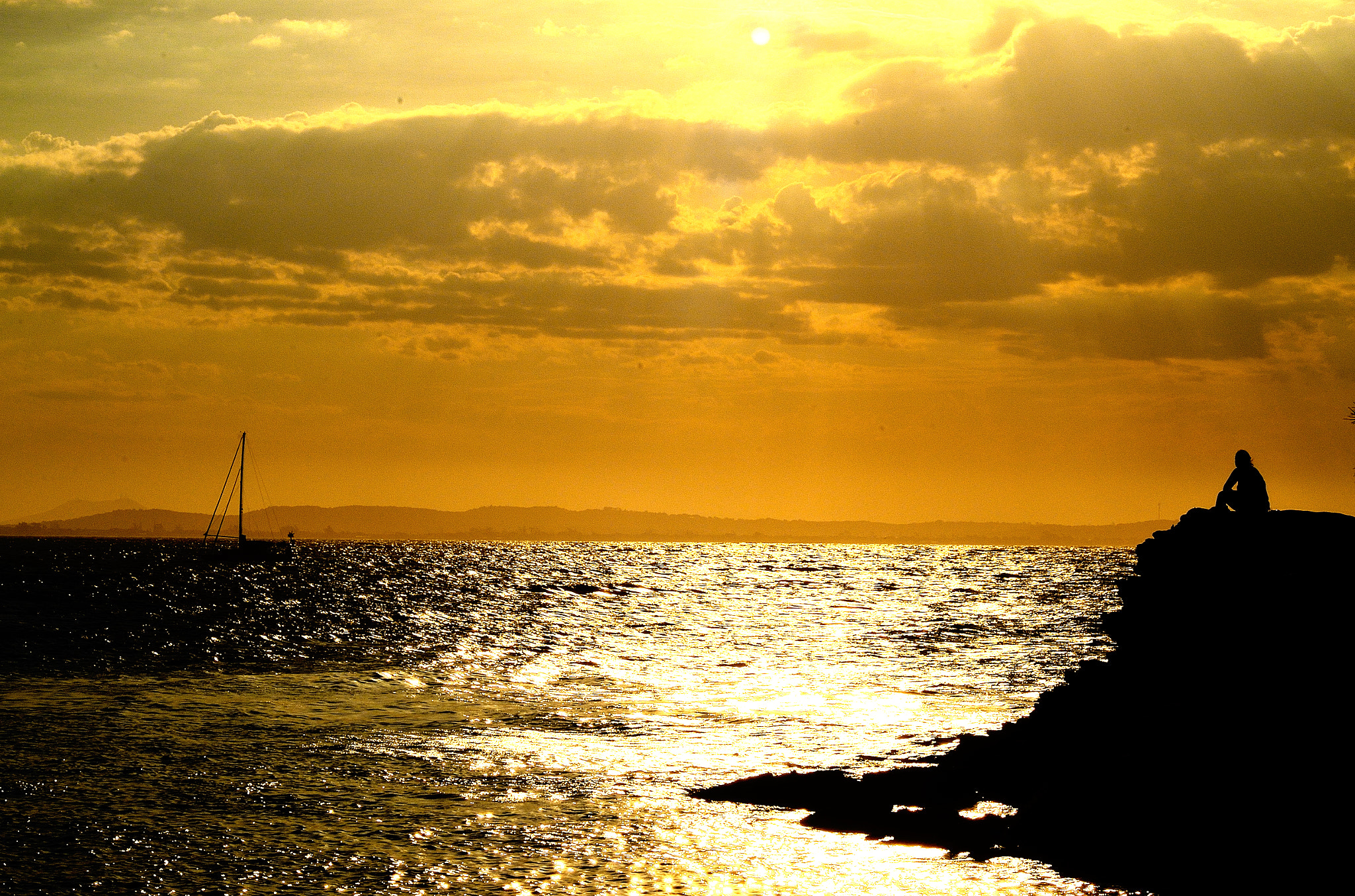 Nikon D7000 + AF Nikkor 70-210mm f/4-5.6 sample photo. Looking the ocean photography