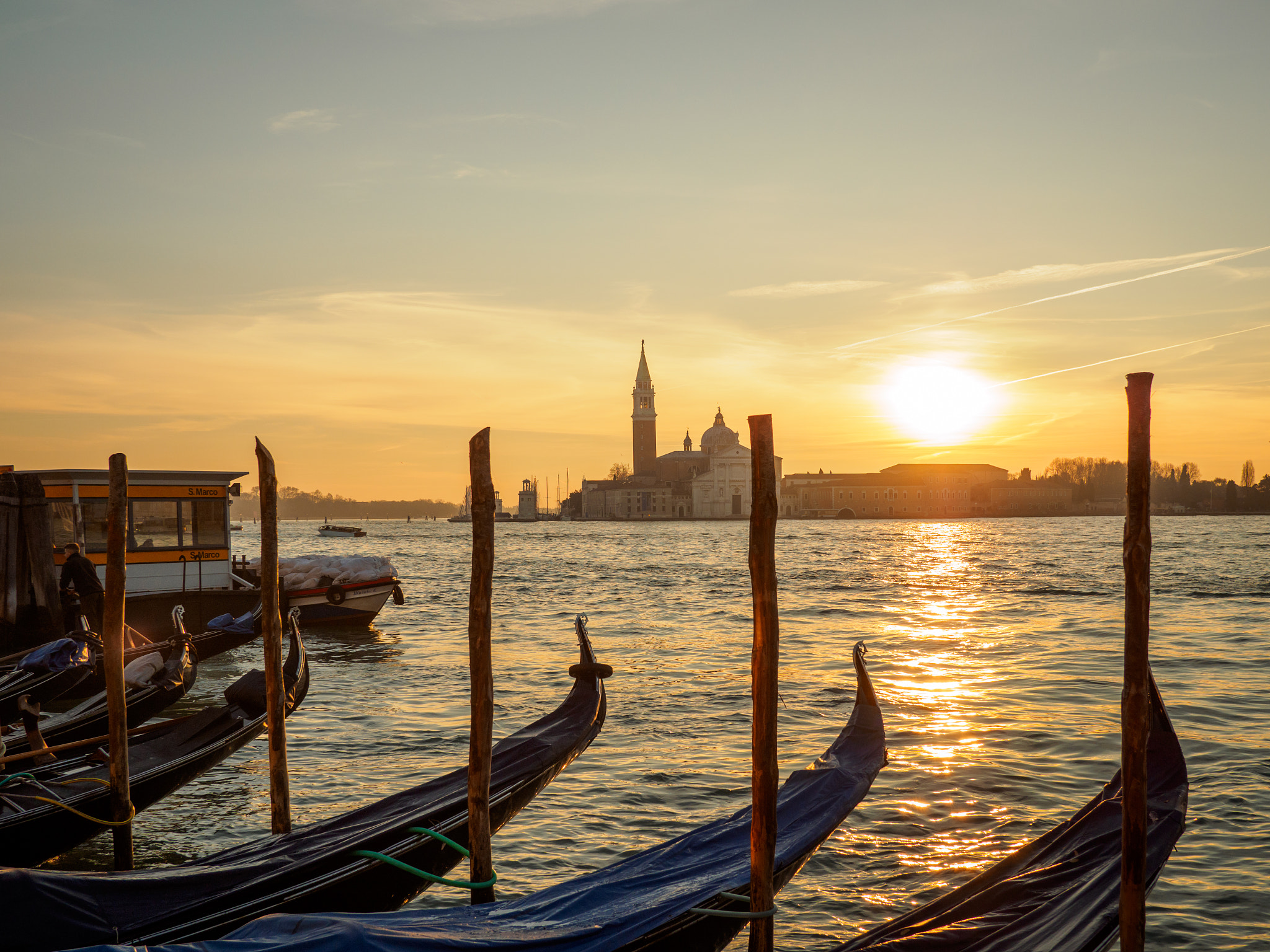 Olympus PEN-F + LUMIX G 20/F1.7 II sample photo. Venice at sunrise photography