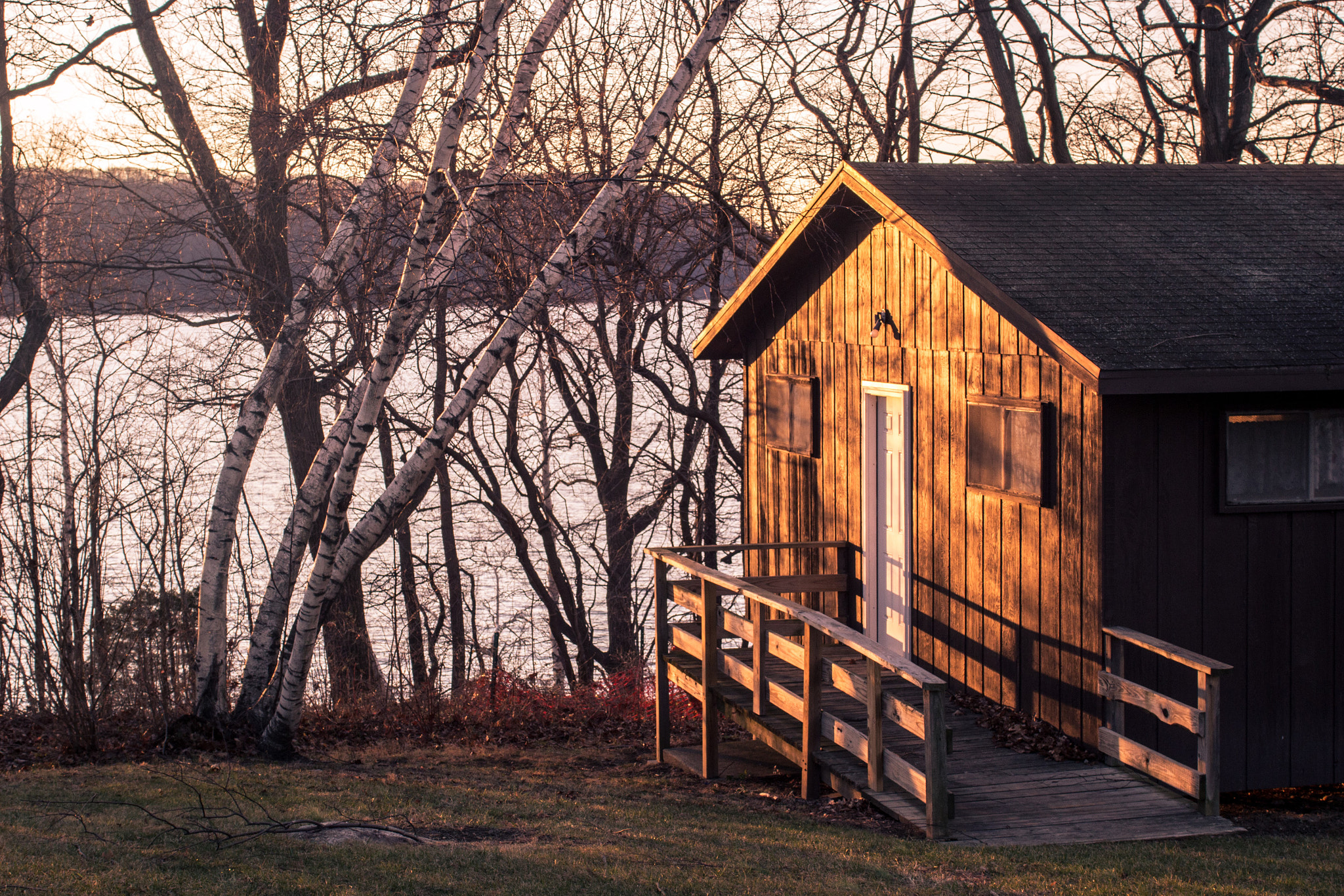 Canon EOS 100D (EOS Rebel SL1 / EOS Kiss X7) + Sigma 24-70mm F2.8 EX DG Macro sample photo. Cabin with a hudson river view photography