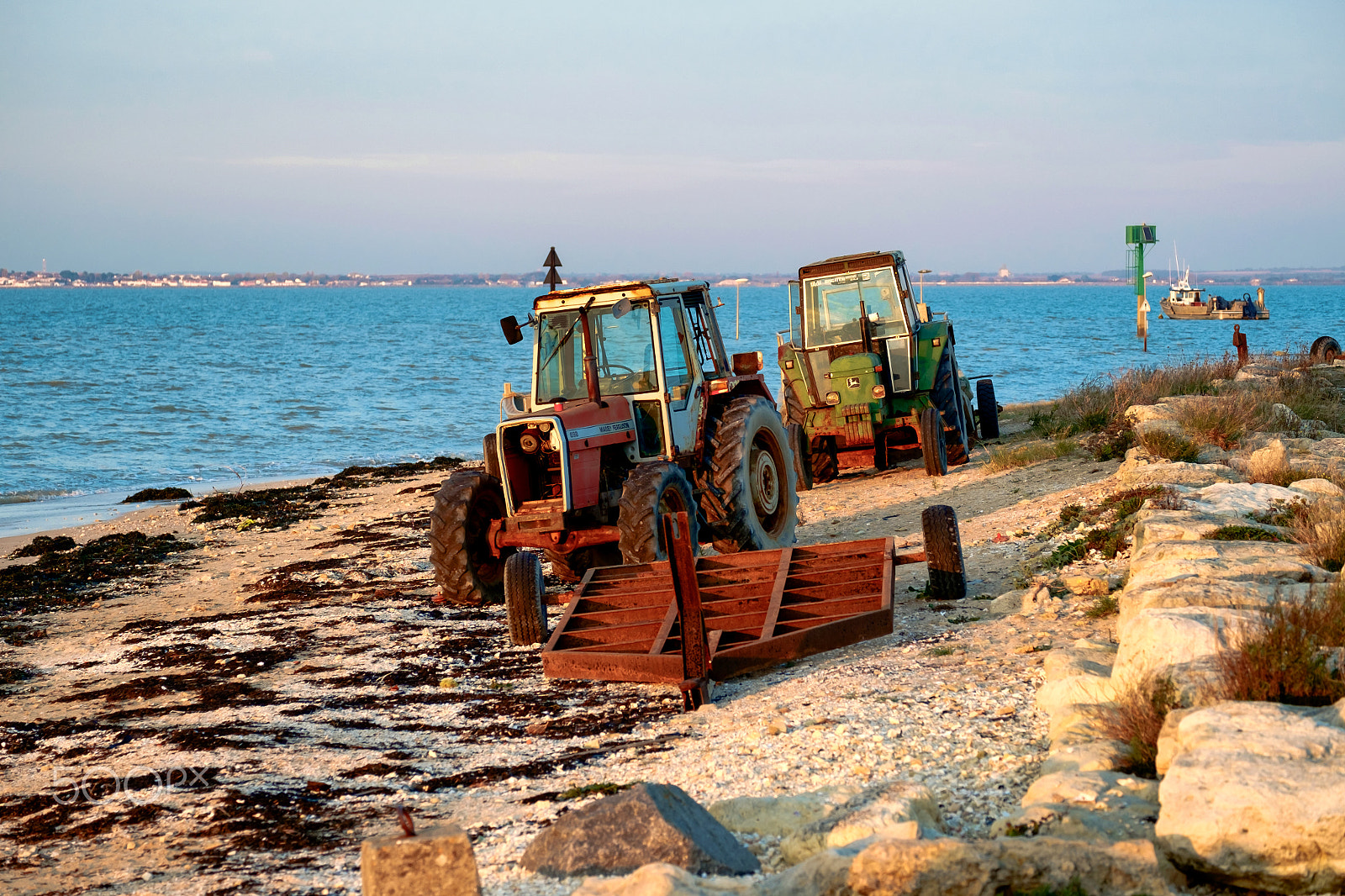 Fujifilm XF 55-200mm F3.5-4.8 R LM OIS sample photo. Les tracteurs de la mer photography