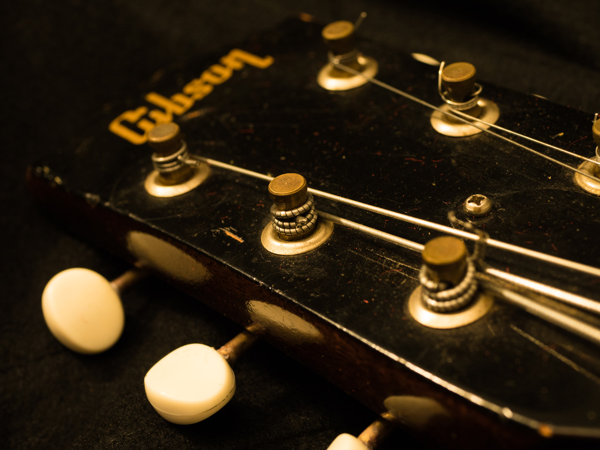 Panasonic Lumix G Macro 30mm F2.8 ASPH Mega OIS sample photo. Vintage 1950's gibson jazz guitar head photography