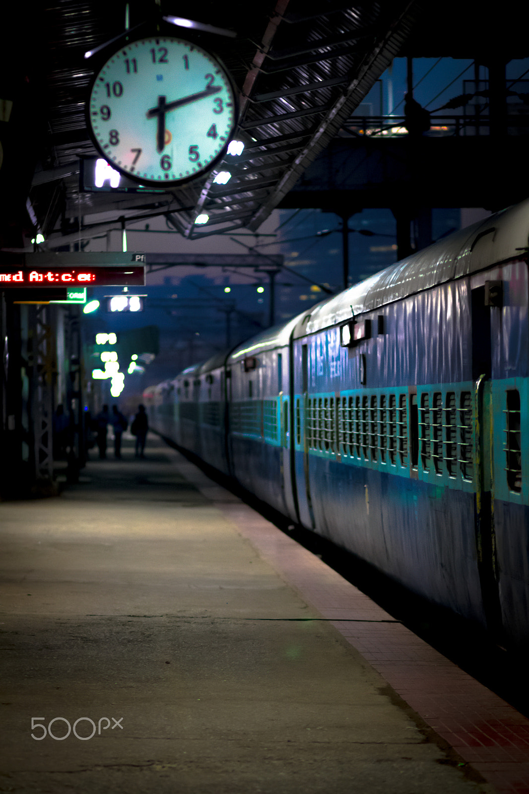 Canon EOS 80D + Canon EF 85mm F1.8 USM sample photo. Railway station photography