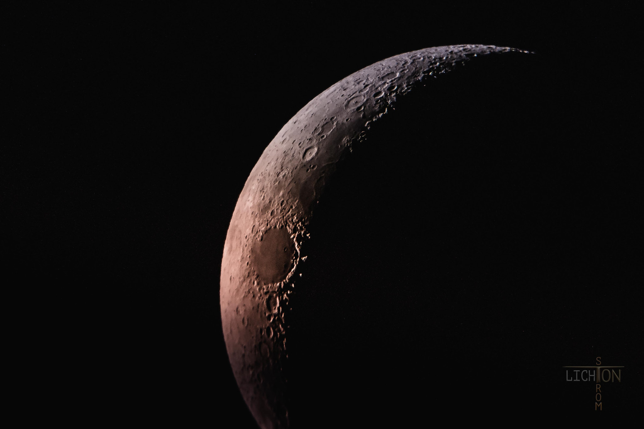 Samsung NX1 + Samsung NX 30mm F2 Pancake sample photo. Moon photography