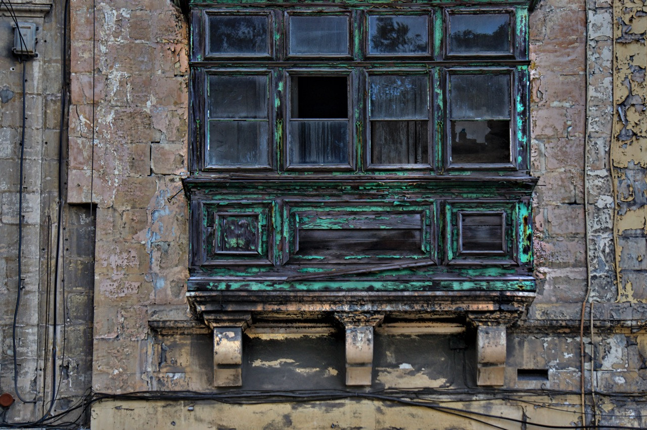 Sony Alpha NEX-6 + Sony E 55-210mm F4.5-6.3 OSS sample photo. Maltese window grunge photography