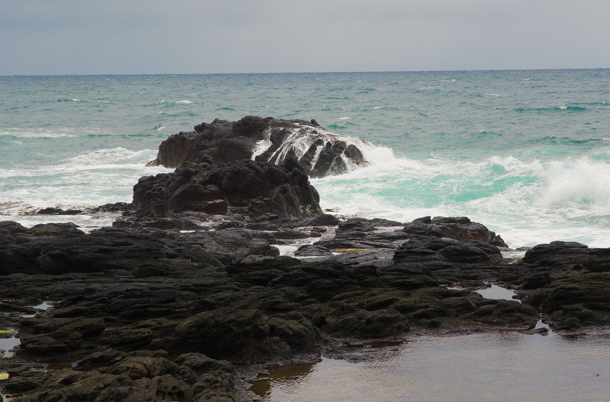 Pentax K-3 + Sigma 17-70mm F2.8-4.5 DC Macro sample photo. Surf tosed rocks photography