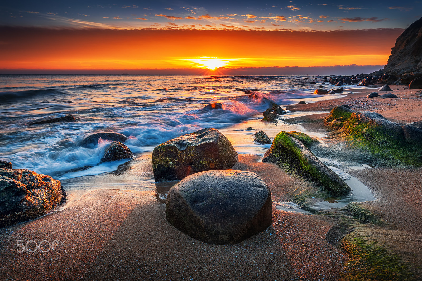 Canon EF 11-24mm F4L USM sample photo. Beautiful sunrise over the sea photography