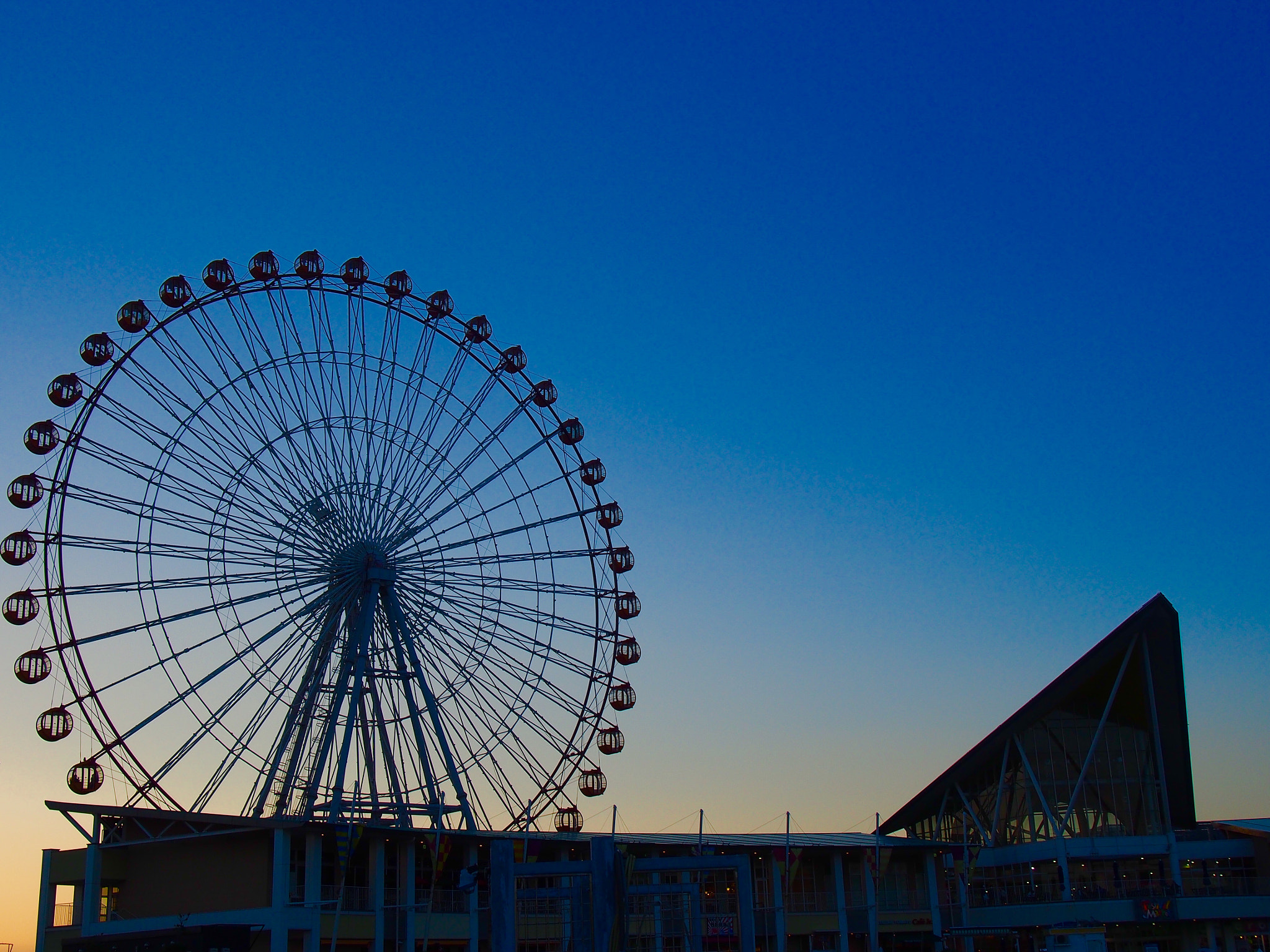 Olympus OM-D E-M5 + Olympus M.Zuiko Digital 14-42mm F3.5-5.6 II sample photo. Ferris wheel photography