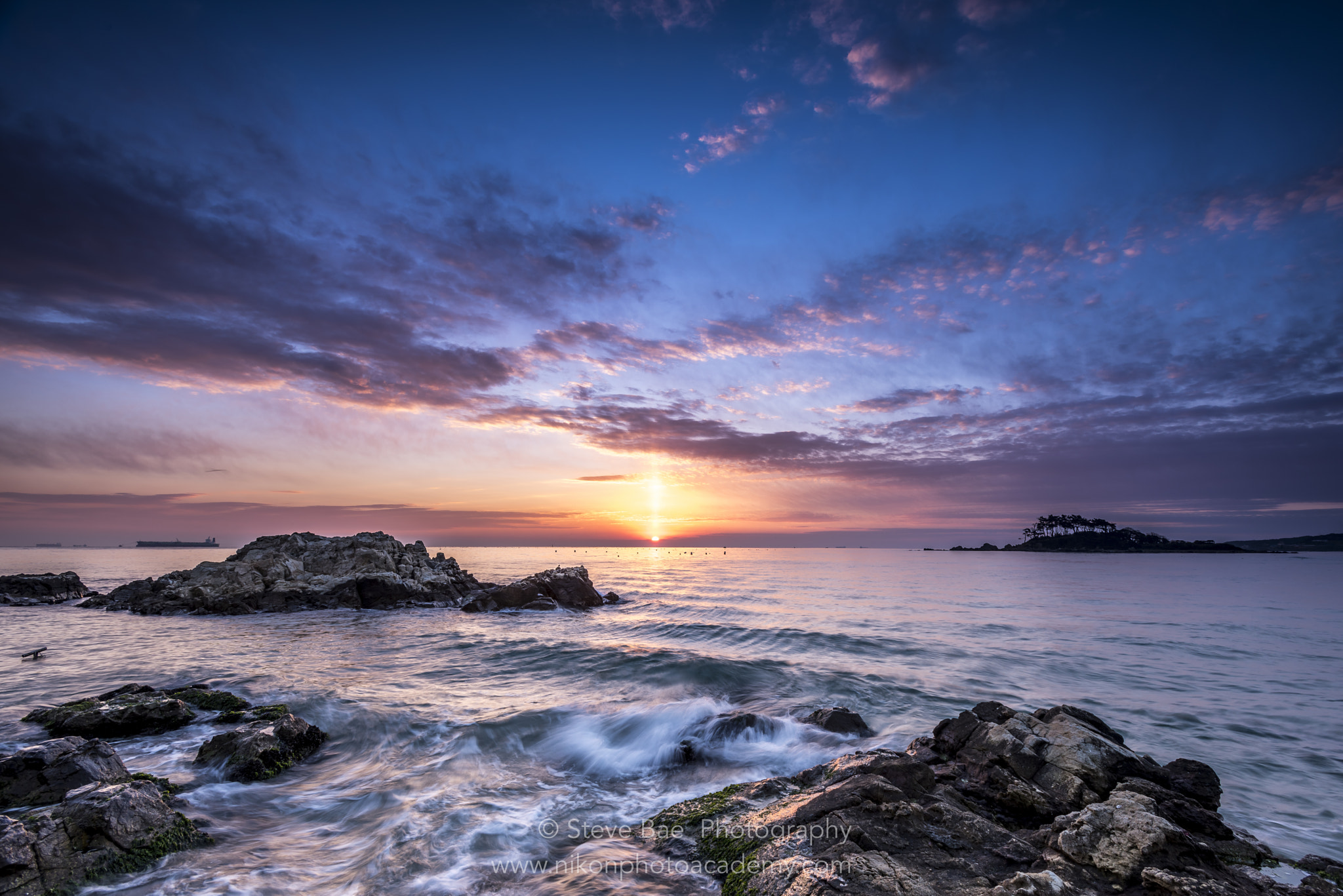 Nikon AF-S Nikkor 17-35mm F2.8D ED-IF sample photo. Last sunrise on 2016 photography