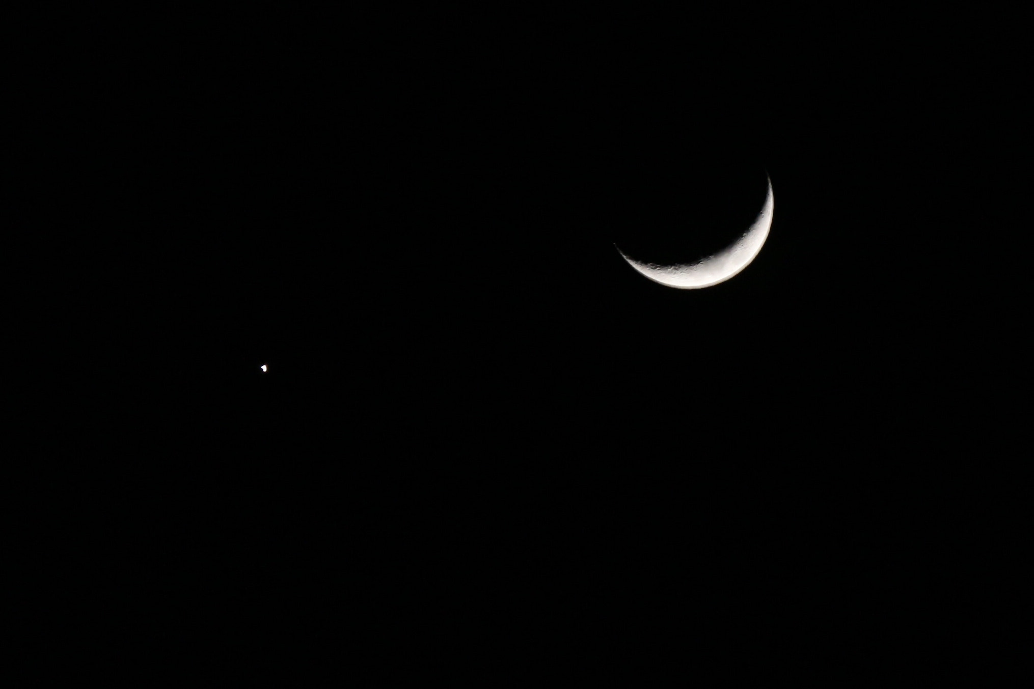 Canon EOS 650D (EOS Rebel T4i / EOS Kiss X6i) + Canon EF-S 55-250mm F4-5.6 IS II sample photo. Moon and venus photography