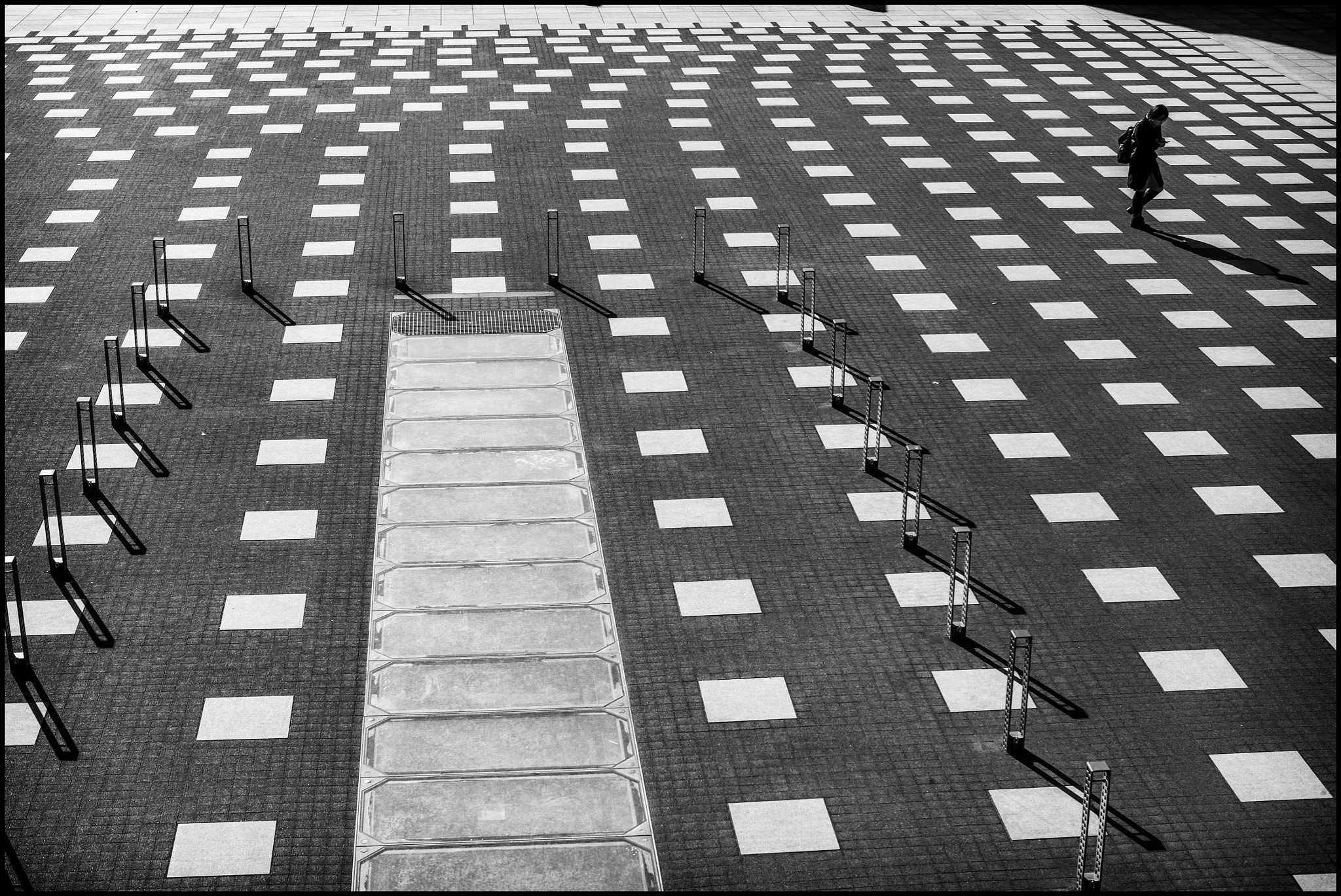Leica Noctilux-M 50mm F0.95 ASPH sample photo. Roomful of squares photography