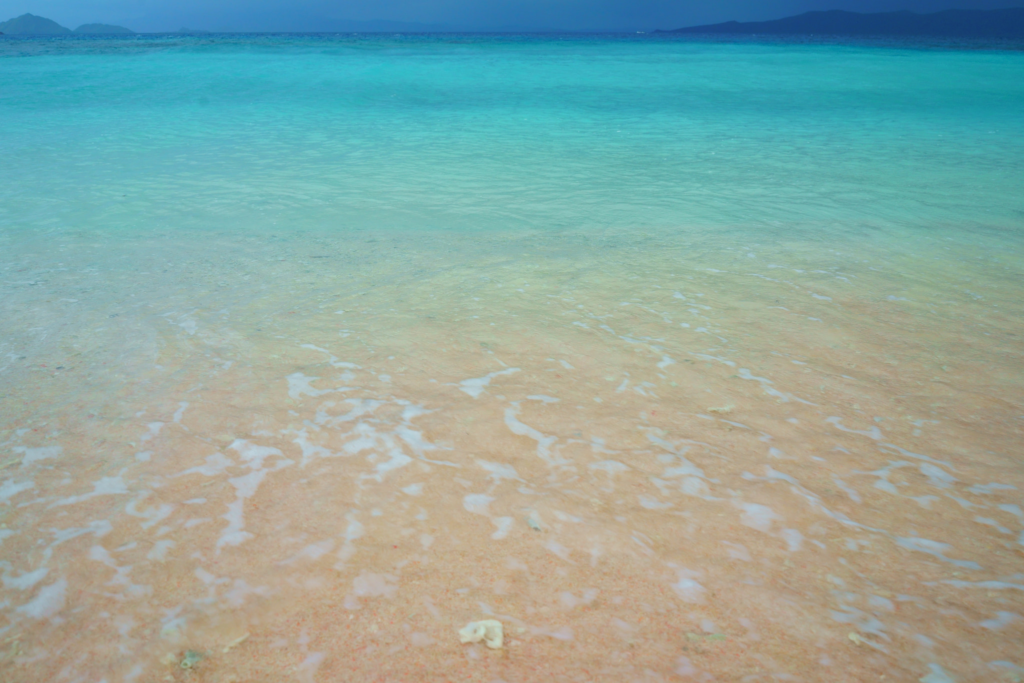 Sony a7 II + Sony FE 28mm F2 sample photo. Simple pink beach photography