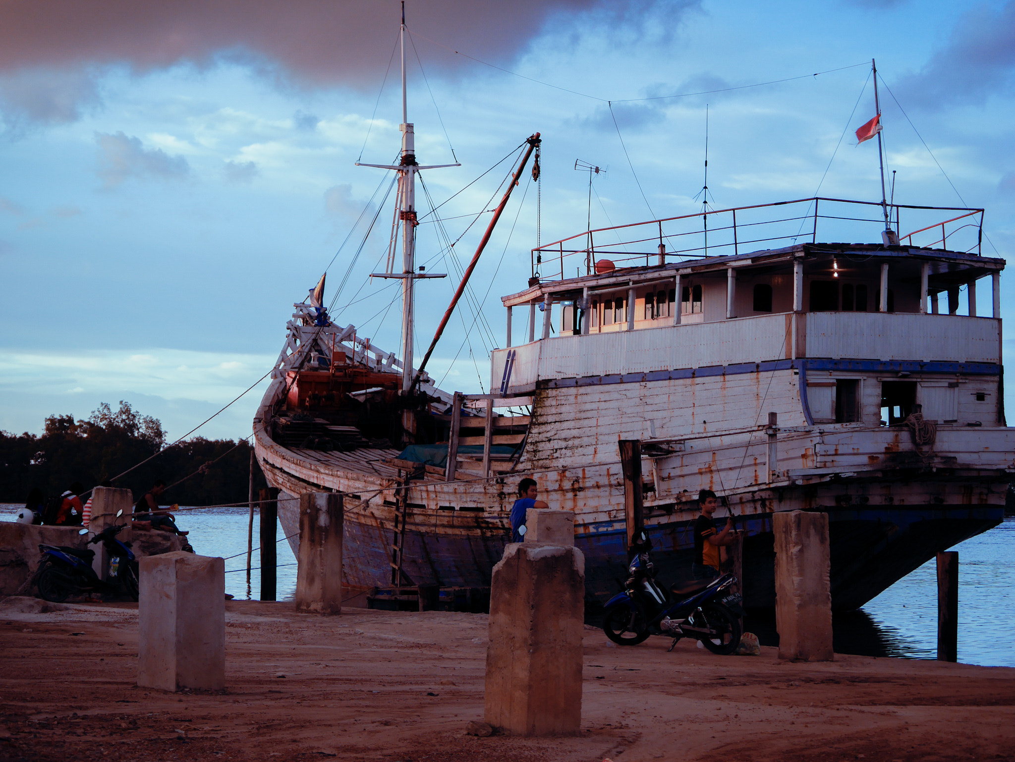 LUMIX G VARIO 35-100/F4.0-5.6 sample photo. Ready to catch shrimp photography