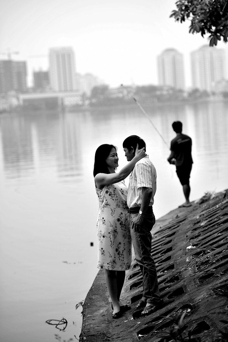 Nikon D3 sample photo. A couple on the bank of the lake photography