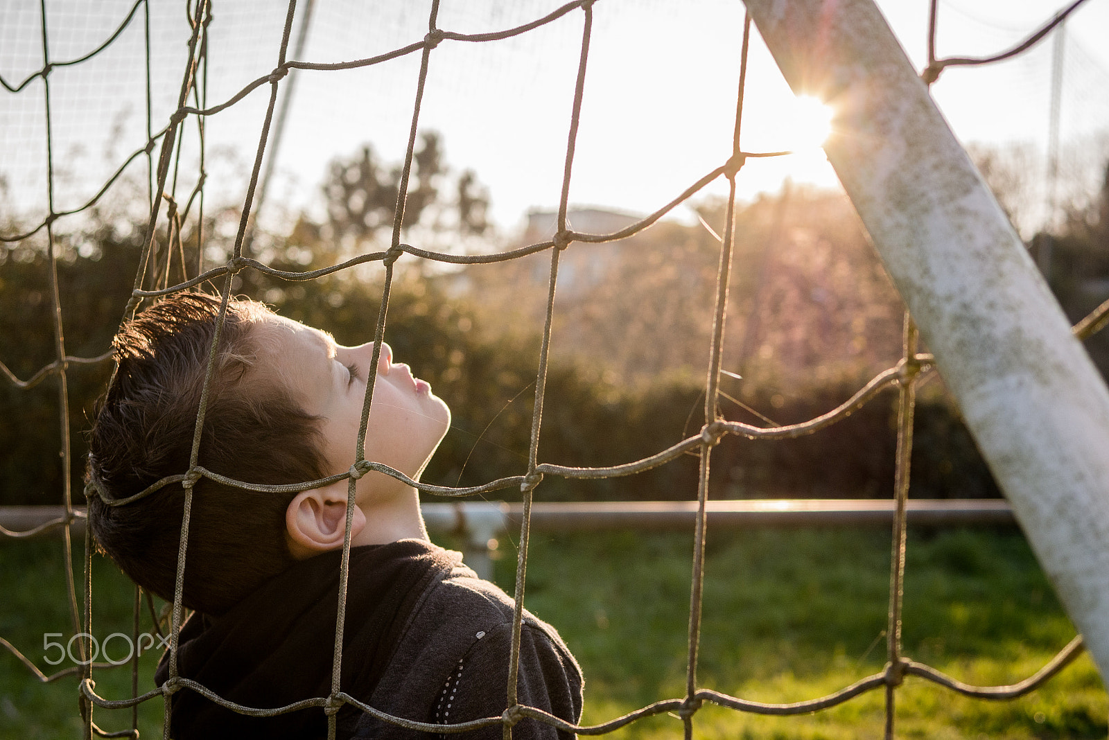 Panasonic Lumix DMC-G7 + Panasonic Leica DG Summilux 25mm F1.4 II ASPH sample photo. Atardecer en el campo de futbol samieira photography