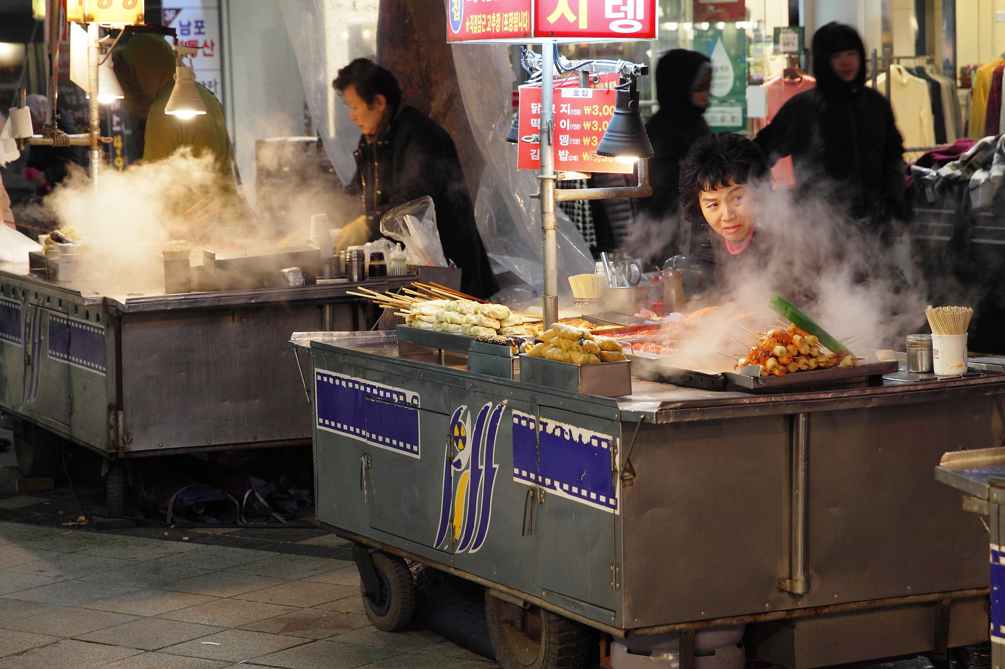 Canon EF 24-70mm F2.8L II USM sample photo. Food stalls in busan photography