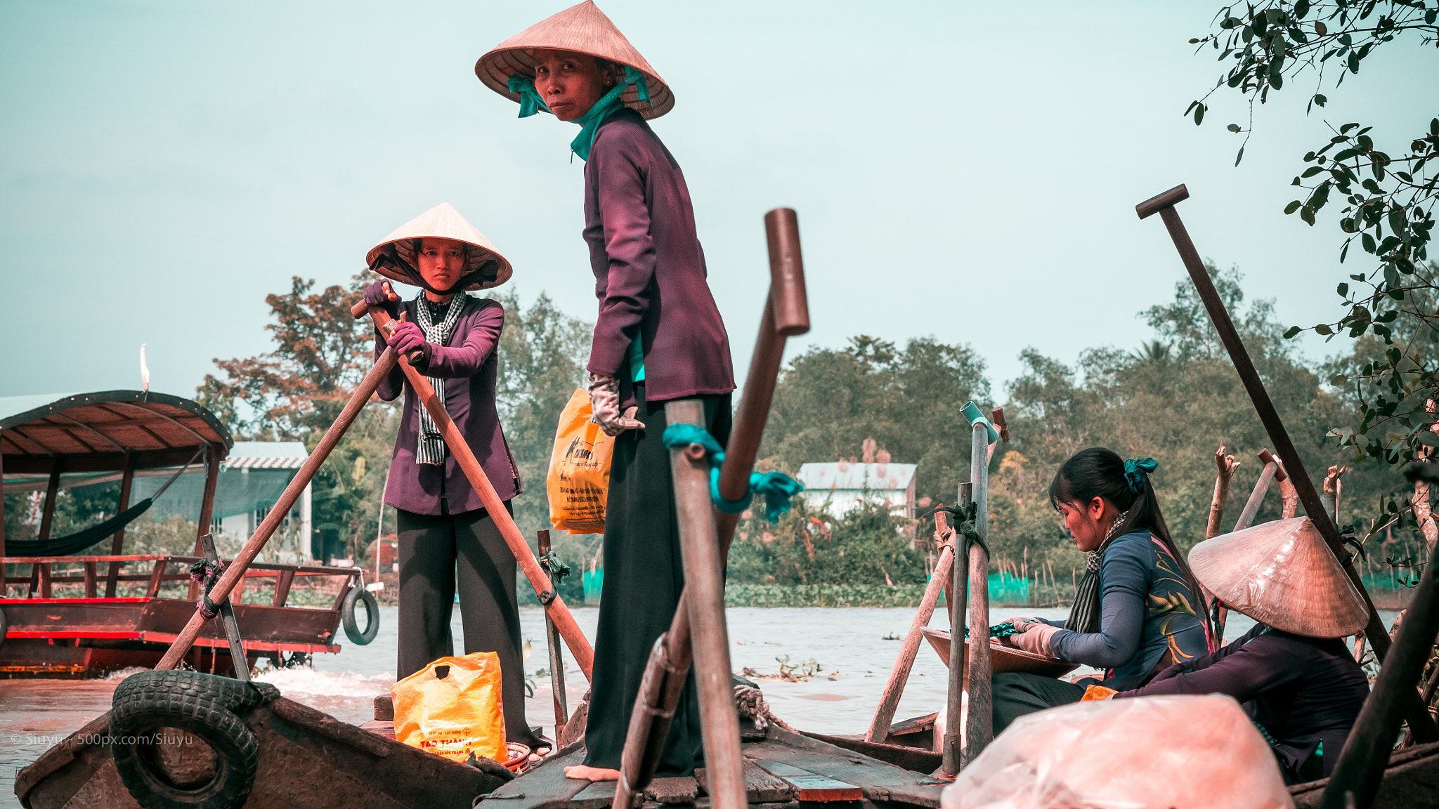 Olympus OM-D E-M1 + Olympus M.Zuiko Digital ED 75mm F1.8 sample photo. Boat ladies photography