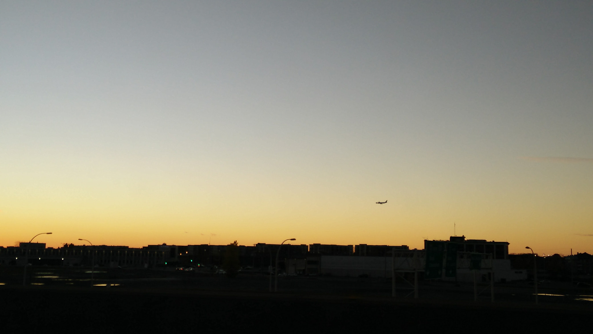 OnePlus ONE sample photo. Airplane at dusk photography