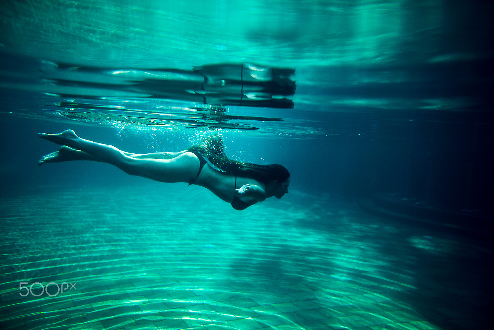 Canon EF 24mm F1.4L II USM sample photo. Girl swim underwater pool photography