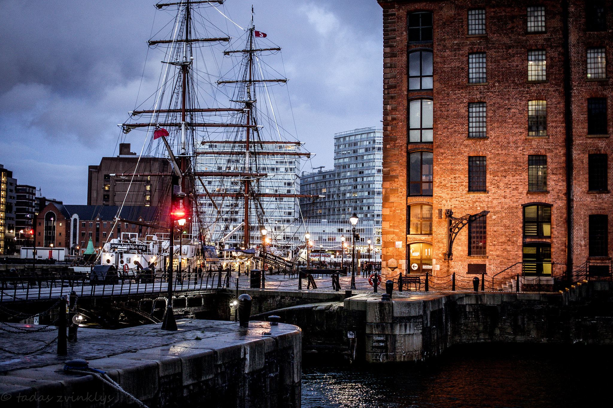 E 32mm F1.8 sample photo. Albert docks, liverpool photography