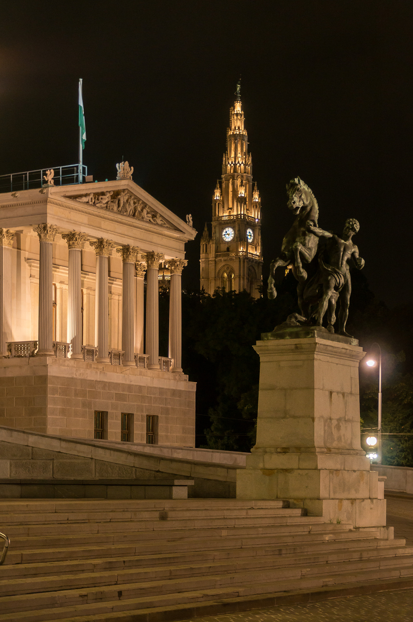 Sony Alpha NEX-6 + Sony E PZ 18-105mm F4 G OSS sample photo. Parlament und rathaus am abend photography