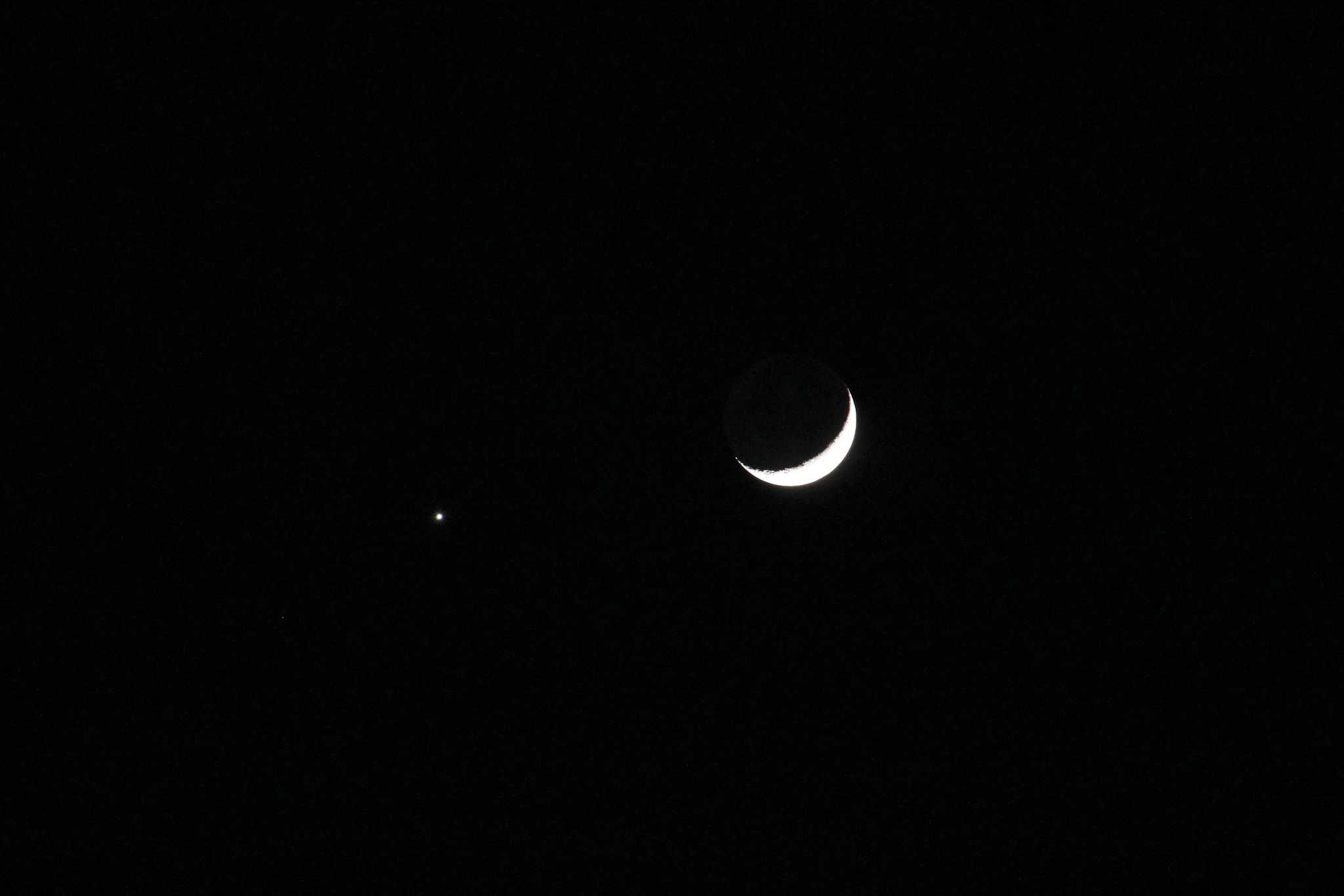 Canon EOS 700D (EOS Rebel T5i / EOS Kiss X7i) + Canon EF-S 55-250mm F4-5.6 IS STM sample photo. Moon and venus photography
