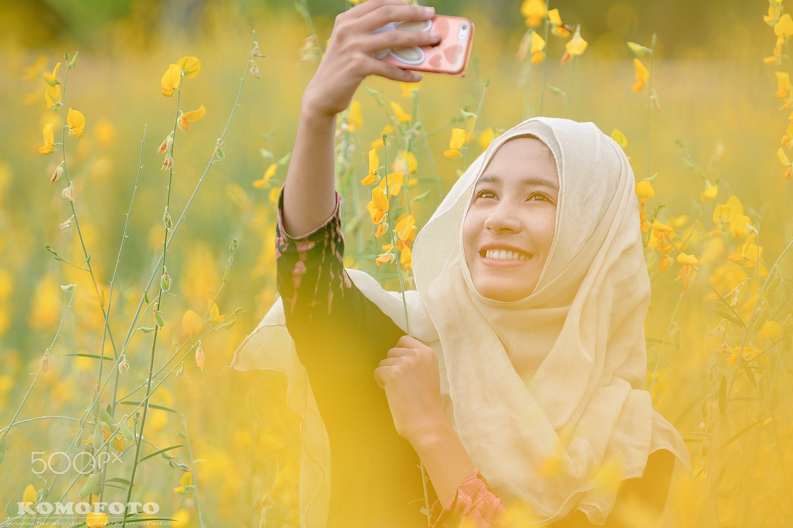 Nikon D500 sample photo. A beautiful girl in crotalaria fields photography