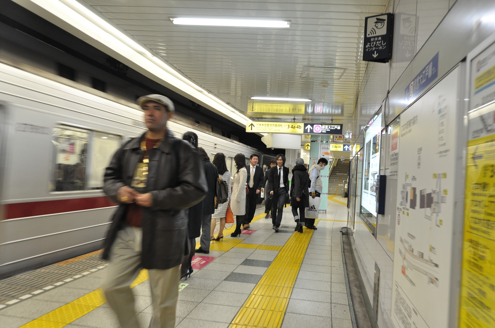 Sigma 18-250mm F3.5-6.3 DC OS HSM sample photo. Metro photography