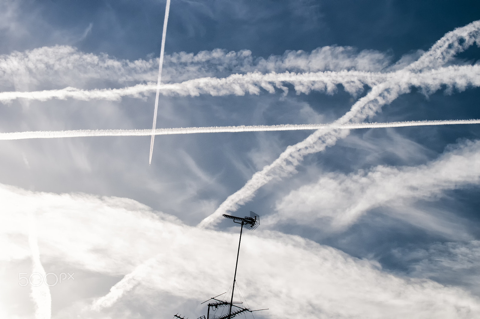 Nikon AF-S Nikkor 70-200mm F2.8G ED VR II sample photo. In the sky above the city, condensation stelae. photography