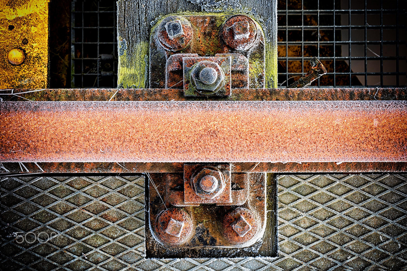 AF Zoom-Nikkor 28-70mm f/3.5-4.5D sample photo. Cold steel photography