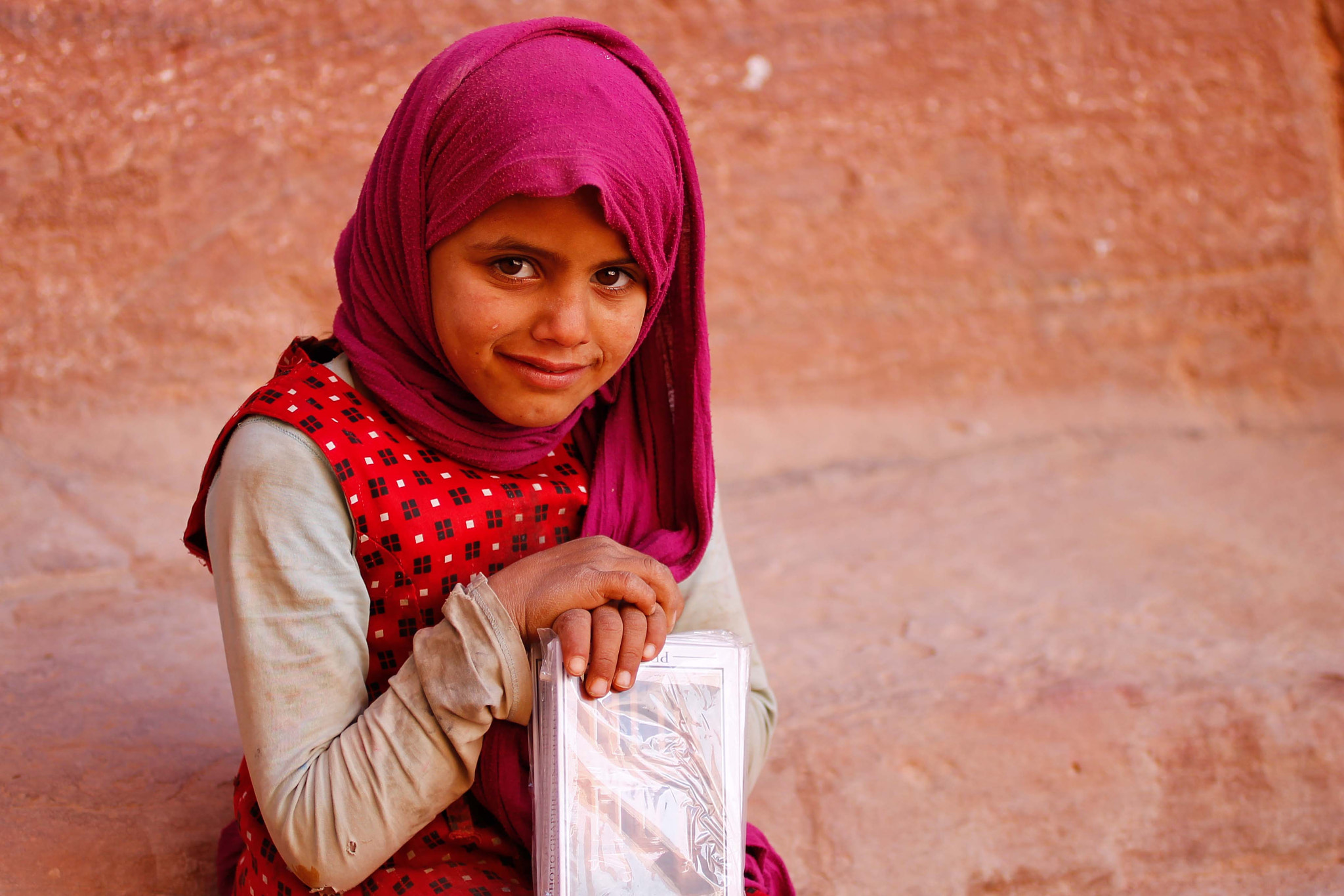 Canon EOS 1100D (EOS Rebel T3 / EOS Kiss X50) + Canon EF 50mm F2.5 Macro sample photo. Little girl in petra photography