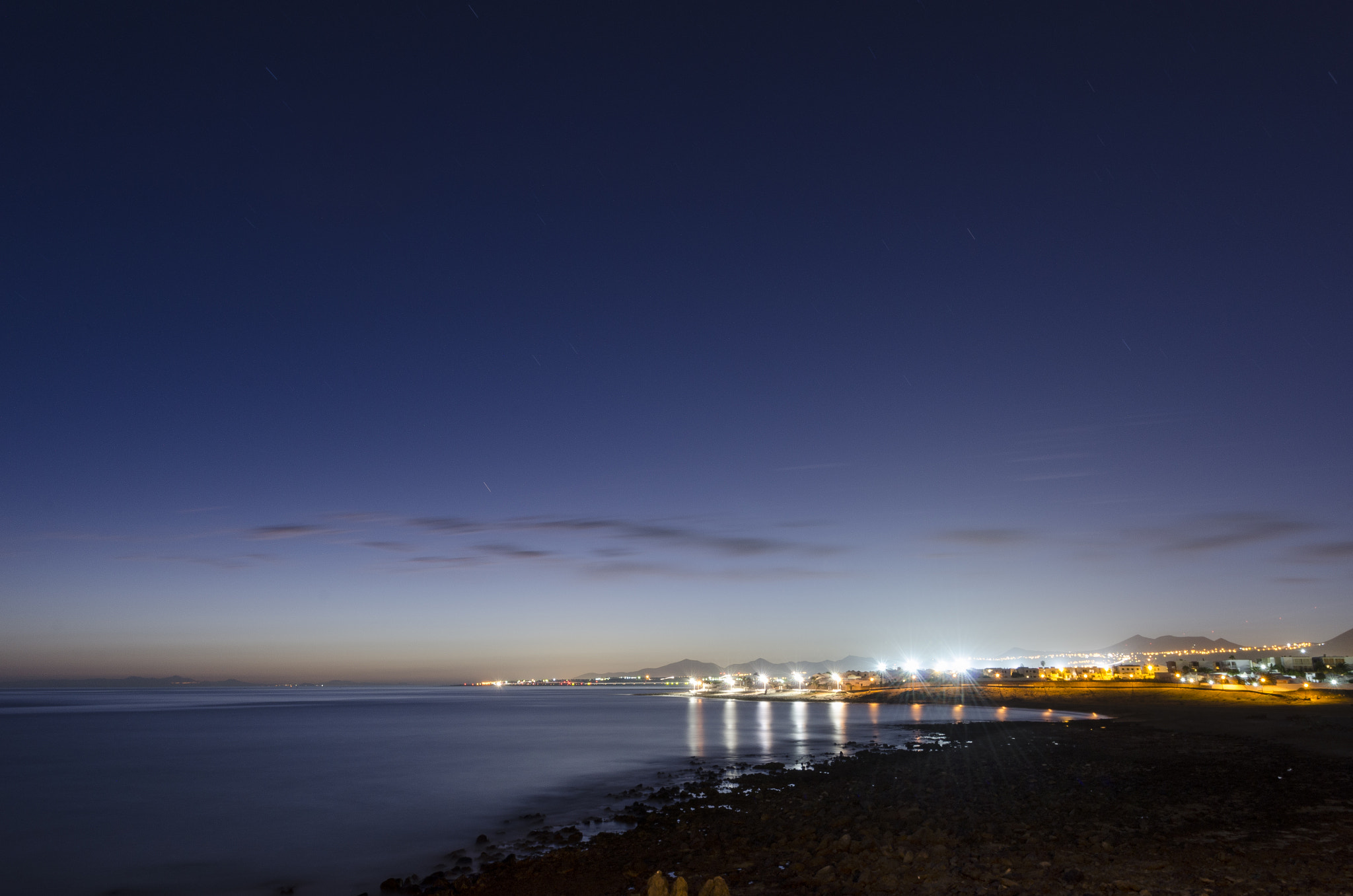 Nikon AF-S Nikkor 16-35mm F4G ED VR sample photo. Una banda de luz entre azules photography