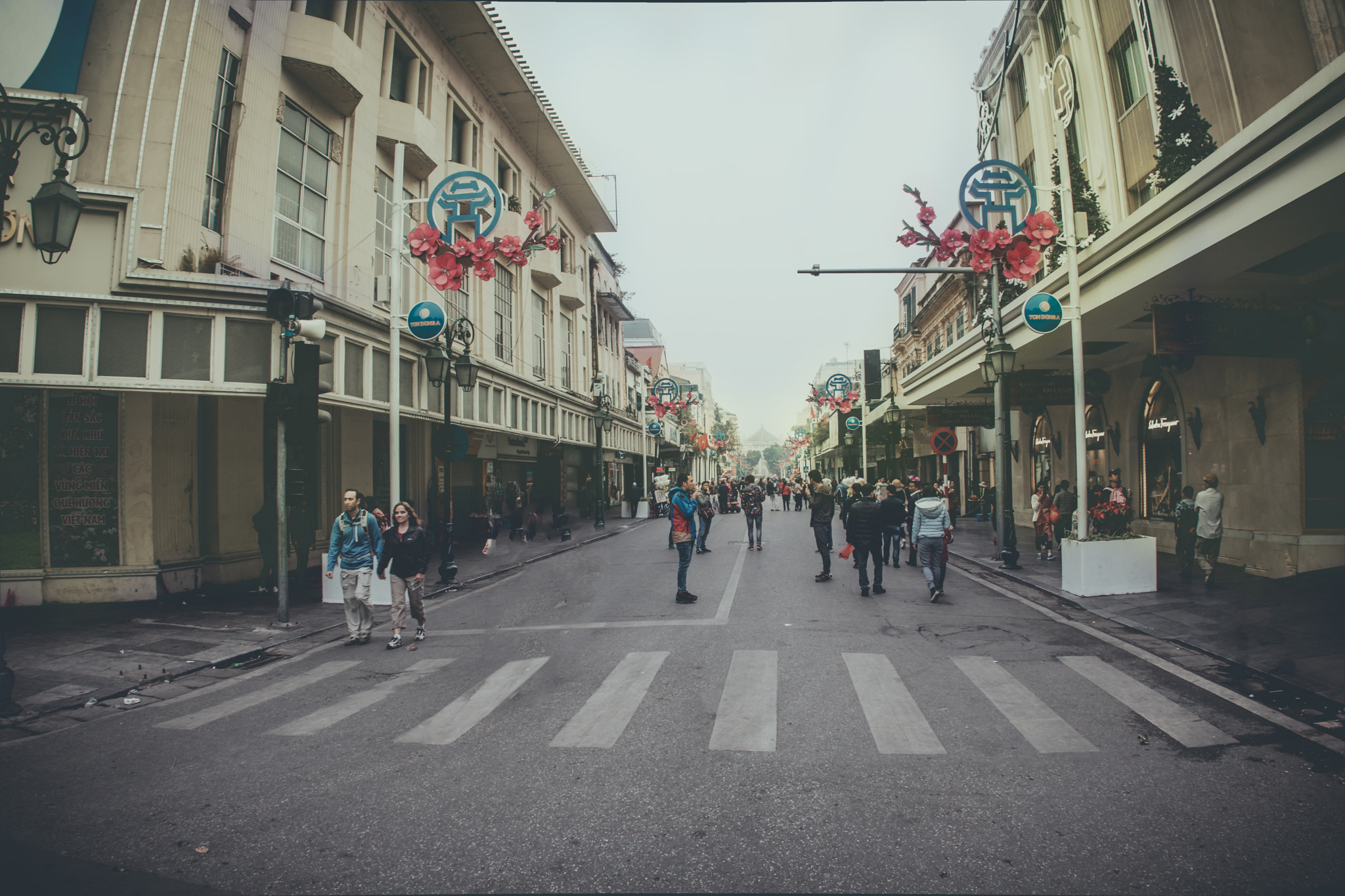 Canon EOS 750D (EOS Rebel T6i / EOS Kiss X8i) + Canon EF 15mm F2.8 Fisheye sample photo. Tràng tiền street after christmas photography