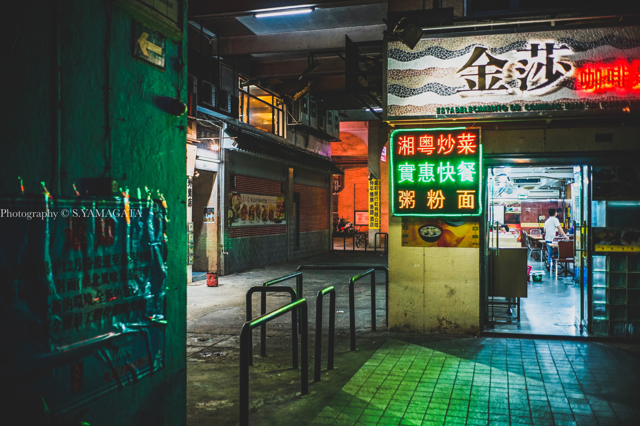 DT 40mm F2.8 SAM sample photo. Strange corner photography