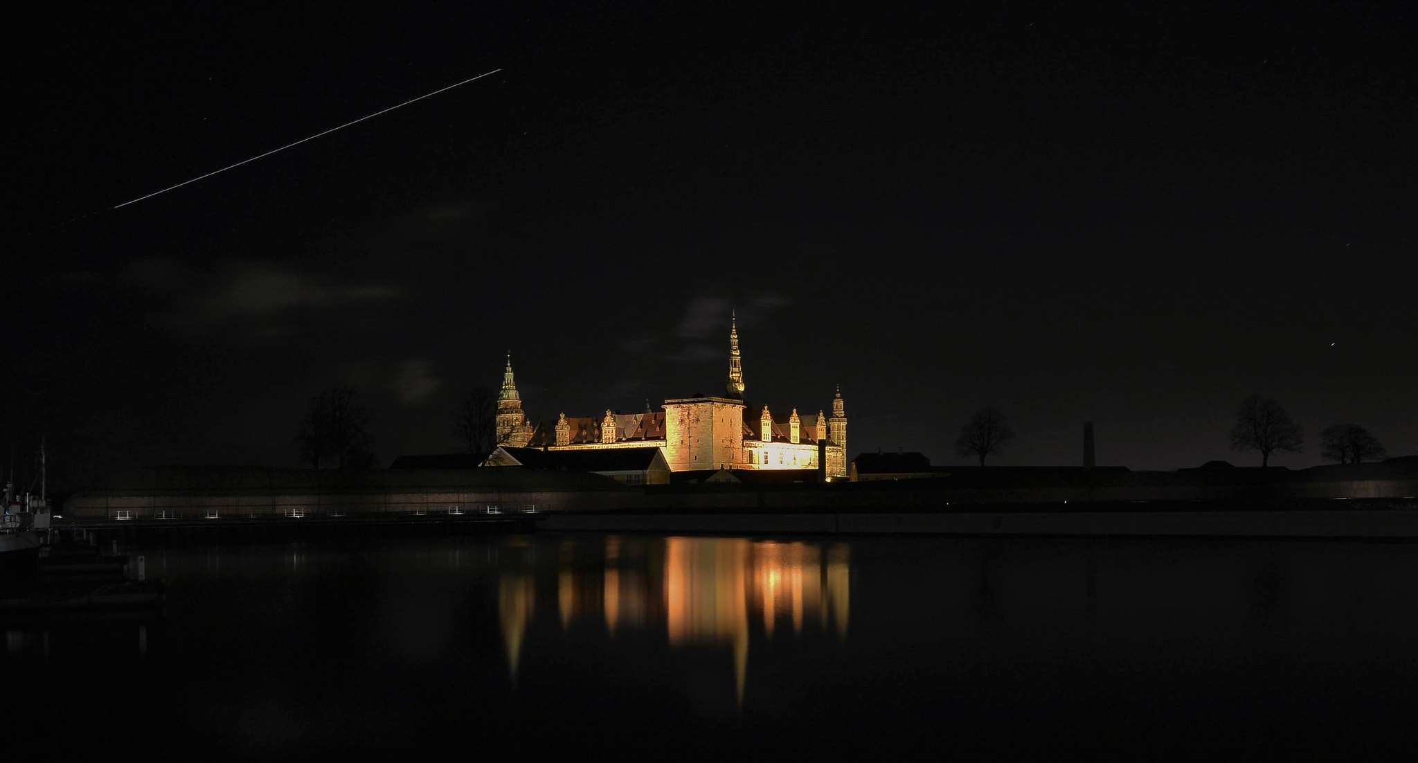 Nikon 1 S1 sample photo. The castle and the plane photography