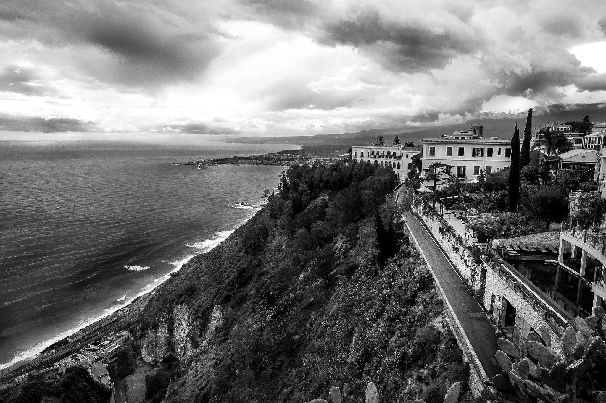 Nikon D700 + Nikon AF Nikkor 24mm F2.8D sample photo. The island photography