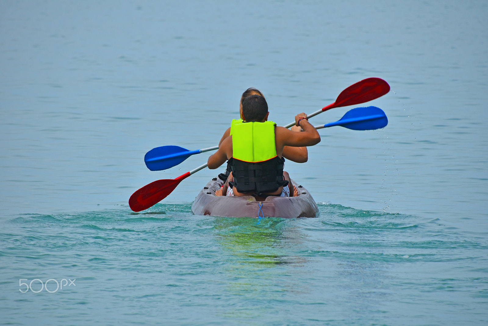 Nikon D5500 + Nikon AF-S DX Nikkor 18-300mm F3.5-6.3G ED VR sample photo. Two people kayaking in sea photography