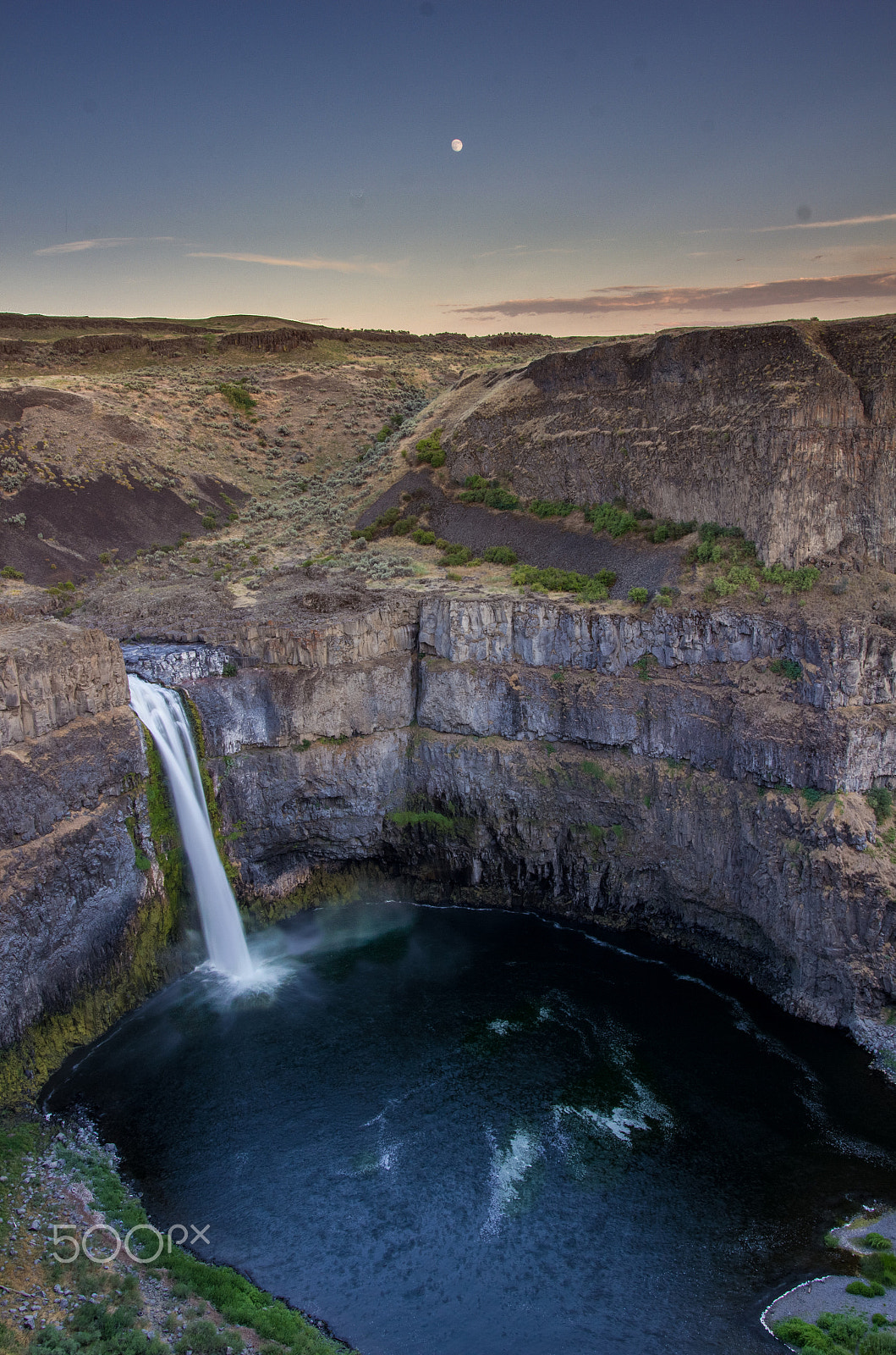 Canon EOS 550D (EOS Rebel T2i / EOS Kiss X4) + Sigma 18-35mm f/1.8 DC HSM sample photo. Moon rising over palouse falls photography