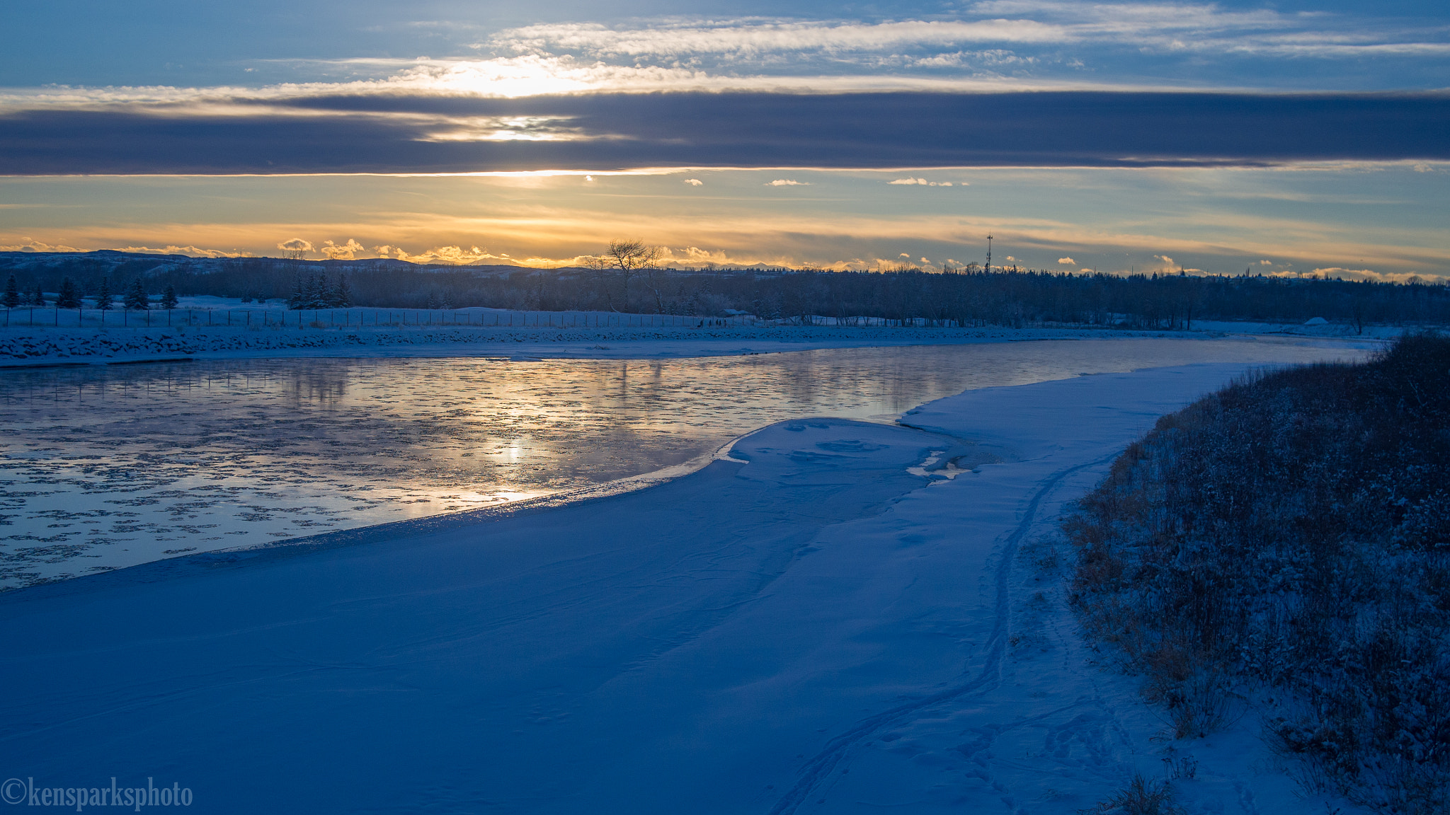 Olympus OM-D E-M5 + Panasonic Lumix G 20mm F1.7 ASPH sample photo. Freezing river backlit cloud photography