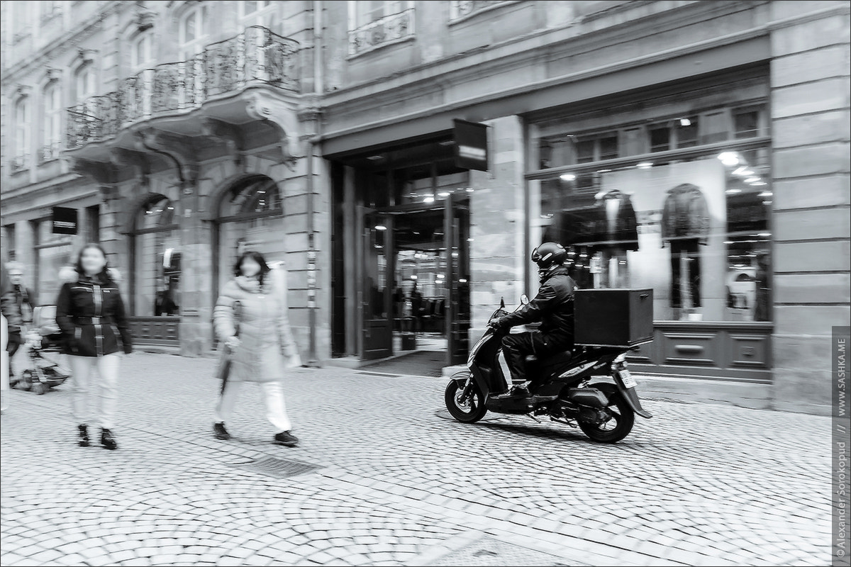 Sony a99 II sample photo. Pizza delivery on the street of strasbourg photography