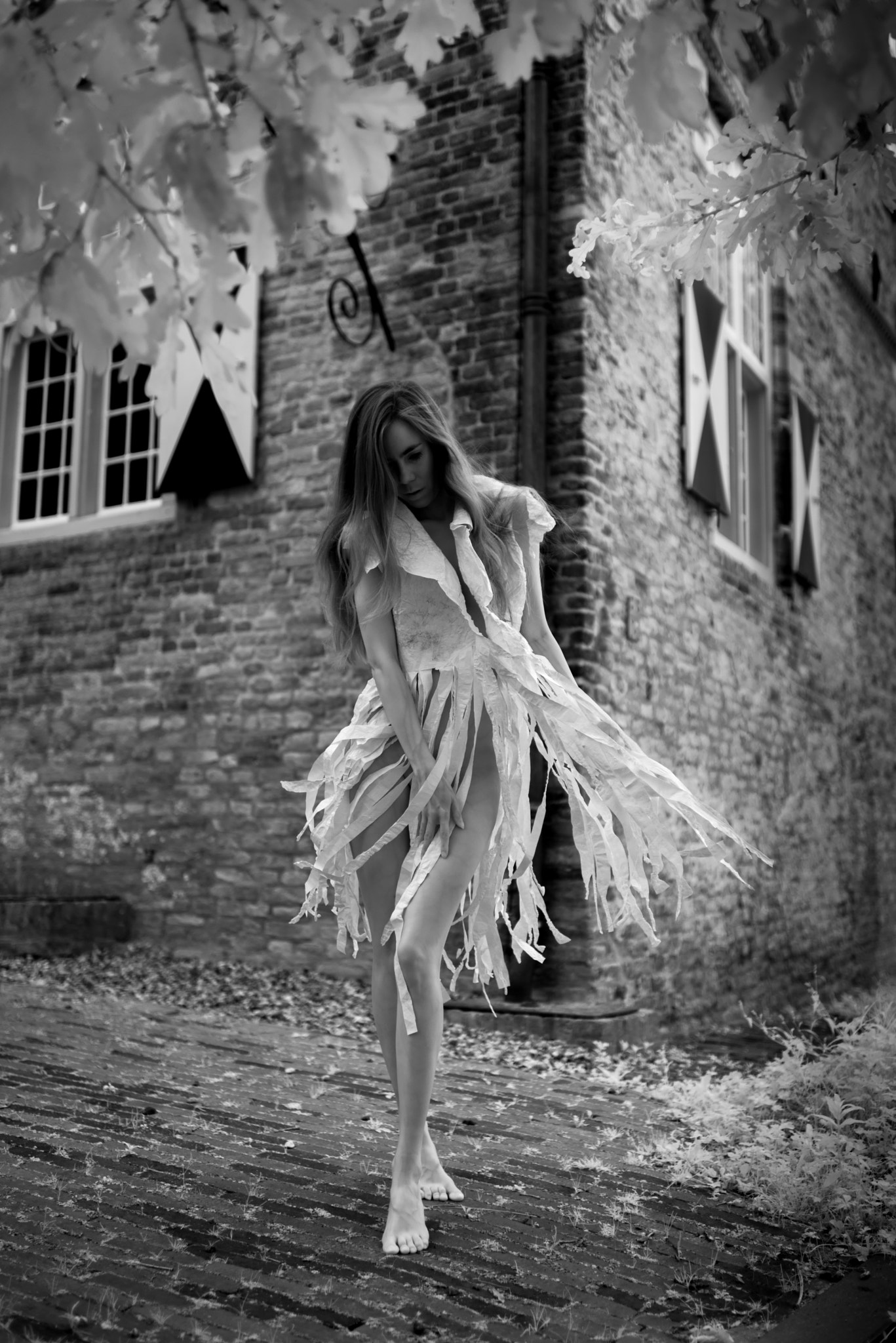 Nikon D800 + Nikon AF-S Nikkor 35mm F1.4G sample photo. Model walks barefoot in castle garden photography
