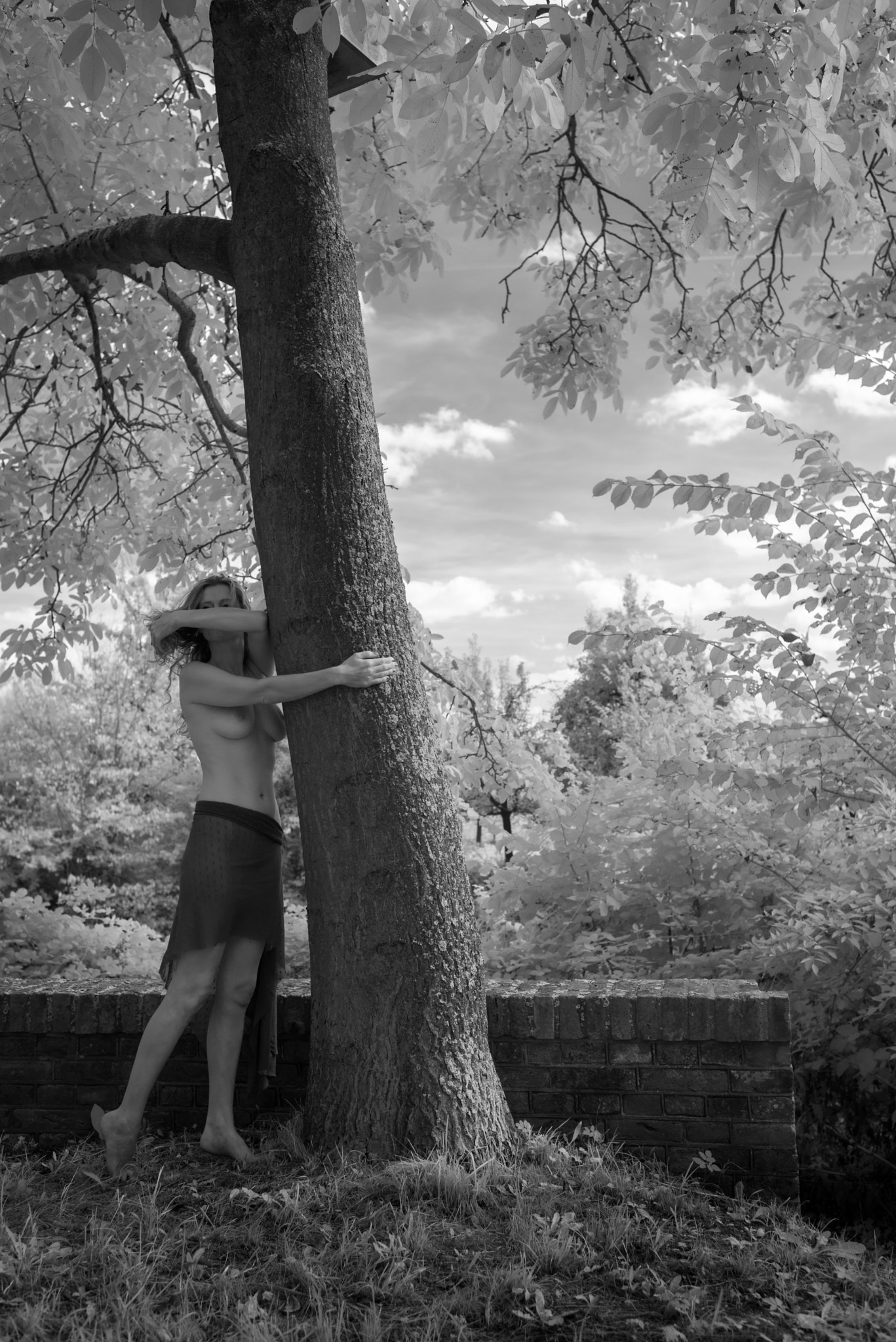 Nikon D800 + Nikon AF-S Nikkor 35mm F1.4G sample photo. Model in front of a tree photography