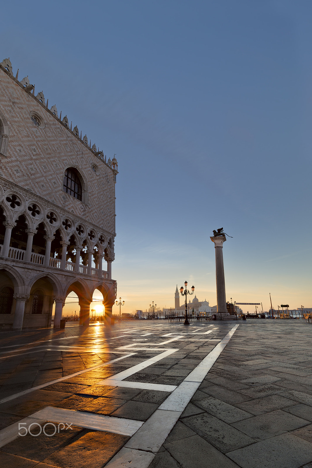 Canon EF 16-35mm F4L IS USM sample photo. Dawn at the saint mark's square, venice photography