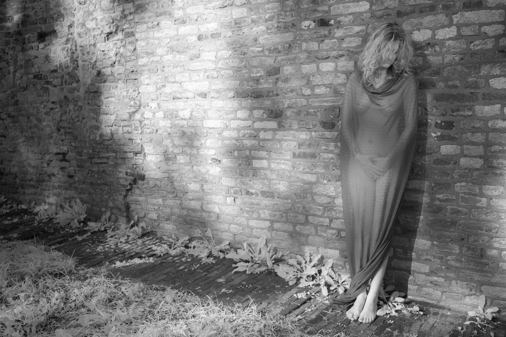 Nikon D800 + Nikon AF-S Nikkor 35mm F1.4G sample photo. Model against wall with voile photography